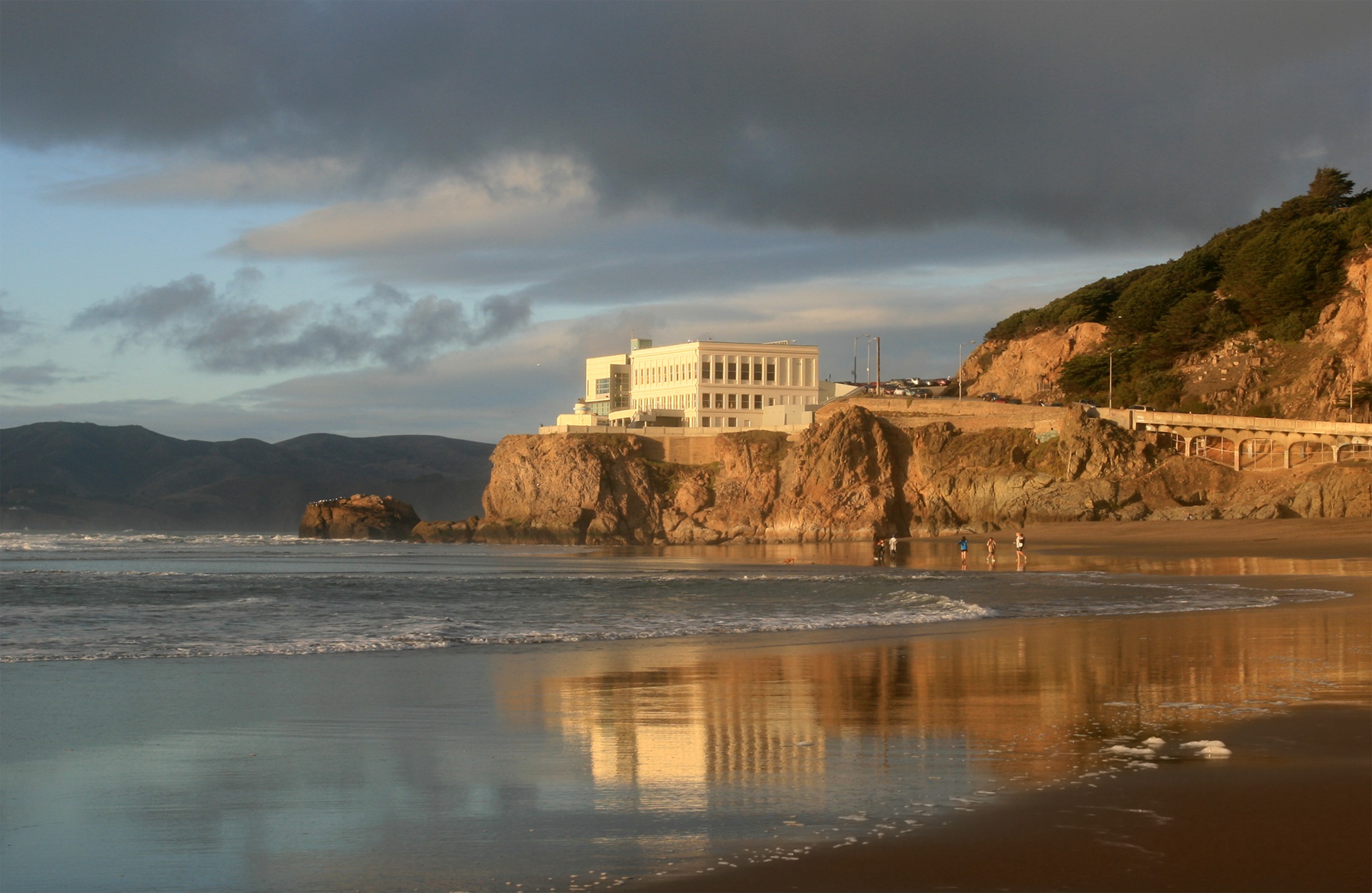 Vista da Cliff House de San Francisco, erguida sobre rochedos à beira-mar