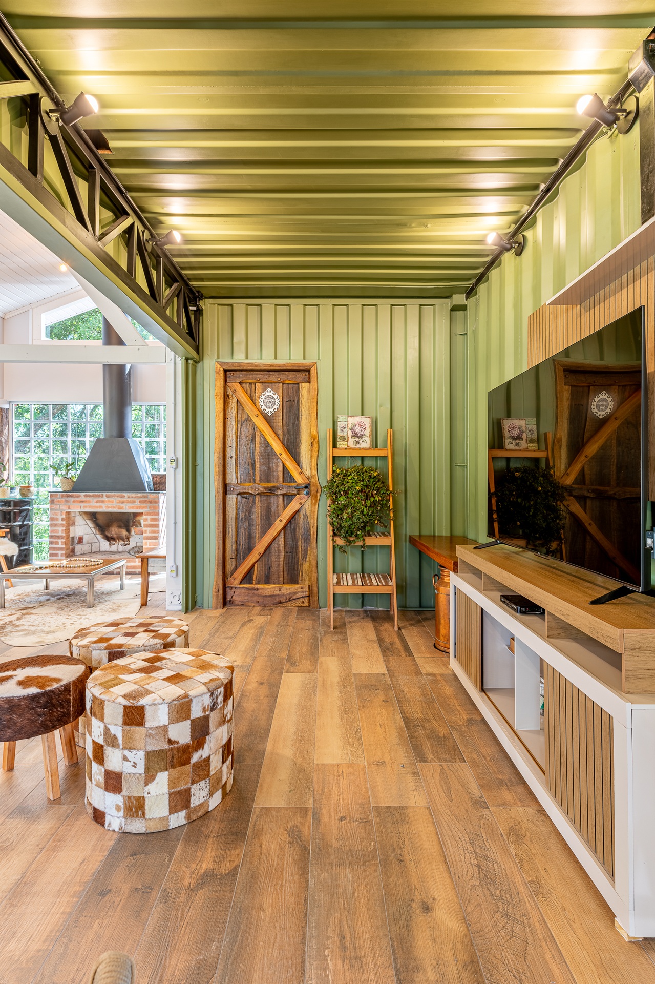 Sala de casa com contêiner verde e detalhes rústicos