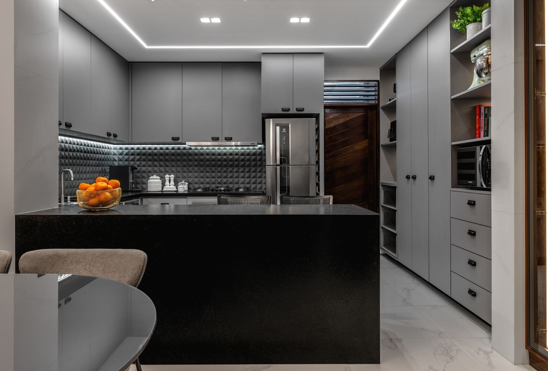 Cozinha em cinza e preto no estilo contemporâneo