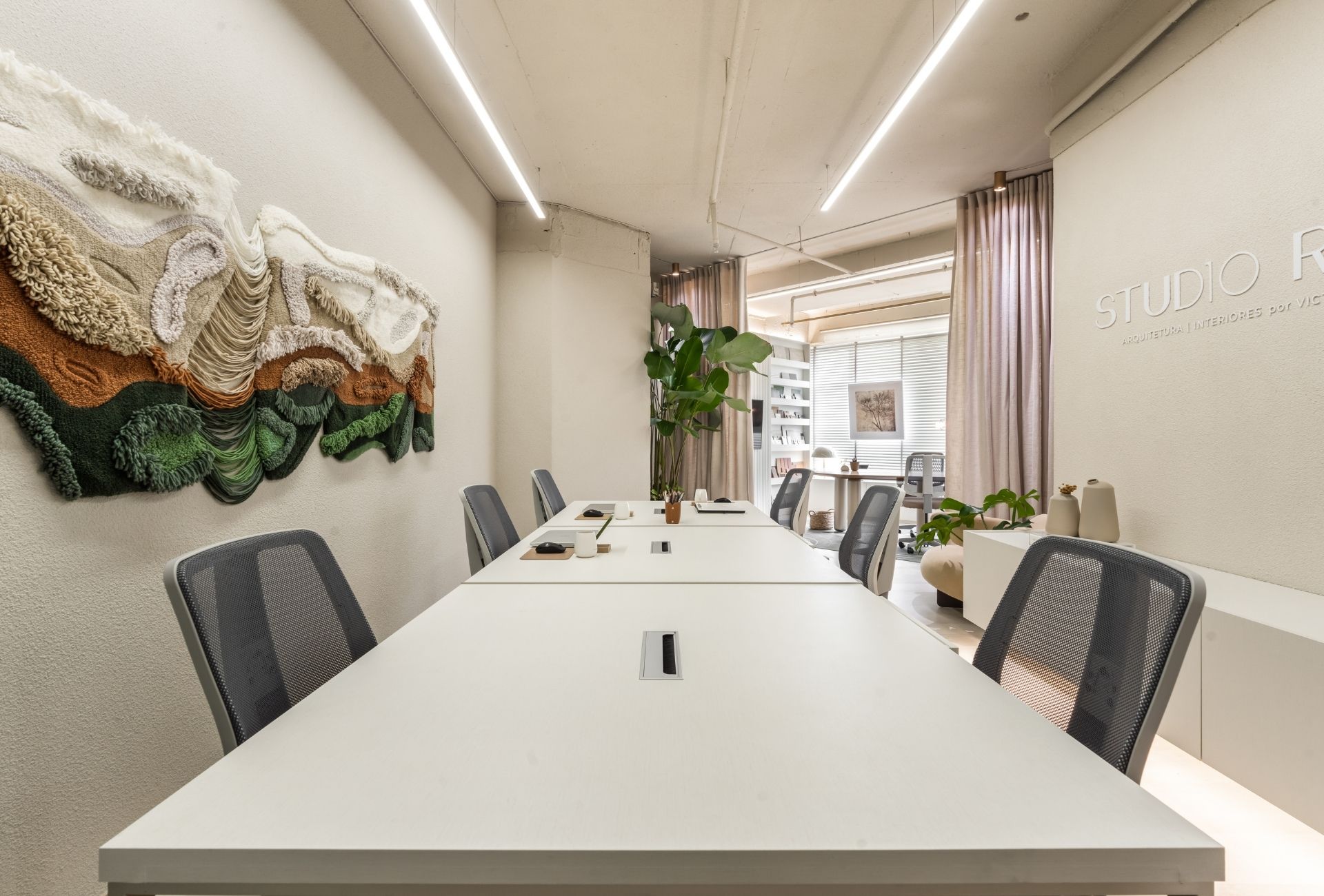 Mesa colaborativa de trabalho em escritório