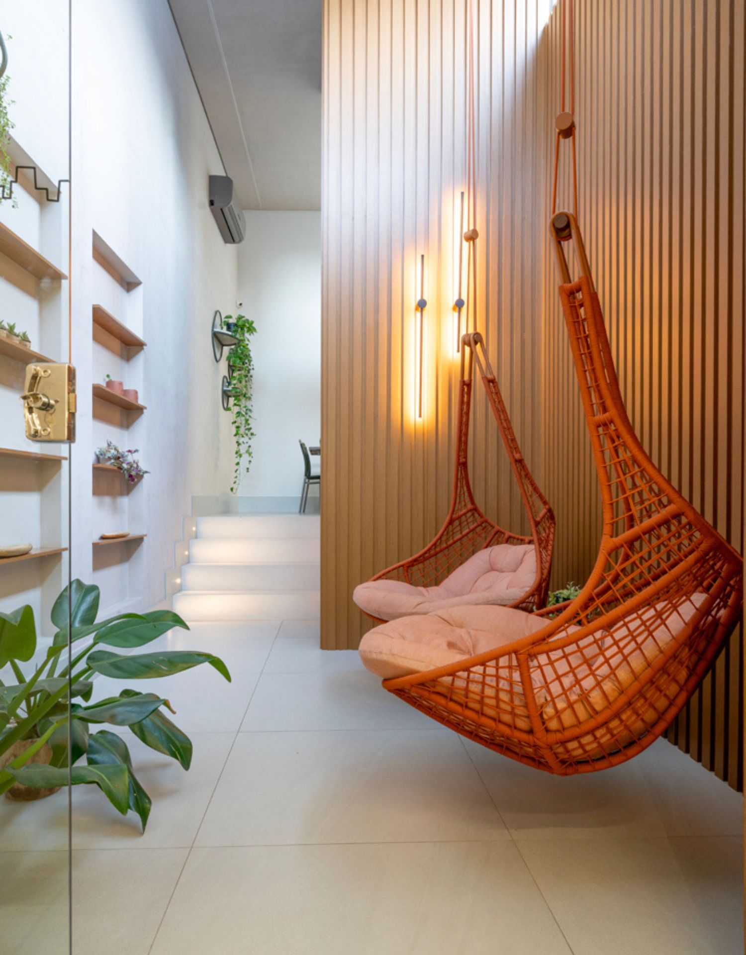Área de relaxamento em escritório com cadeiras de balanço