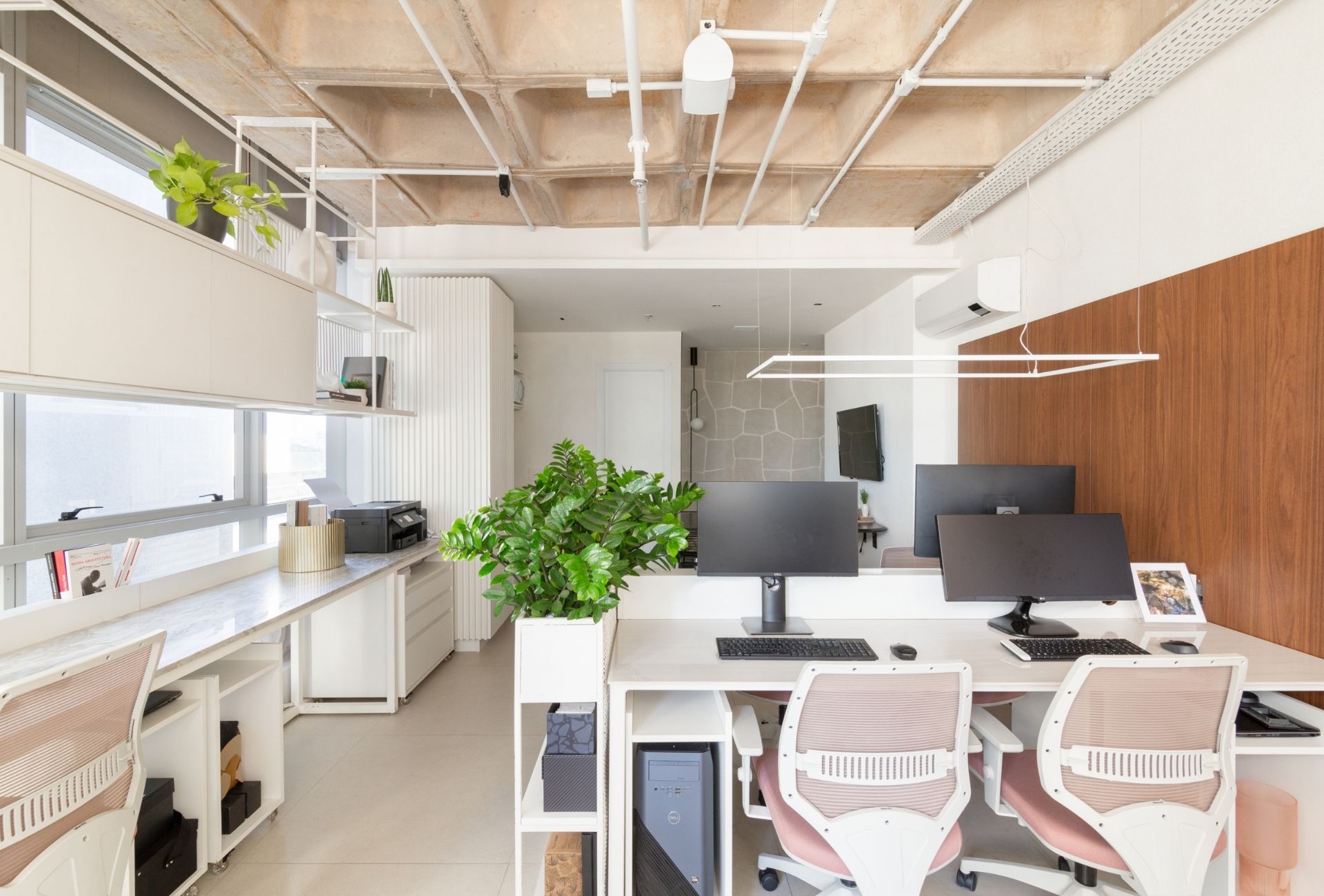 Decoração de escritório com estilo industrial e cores claras