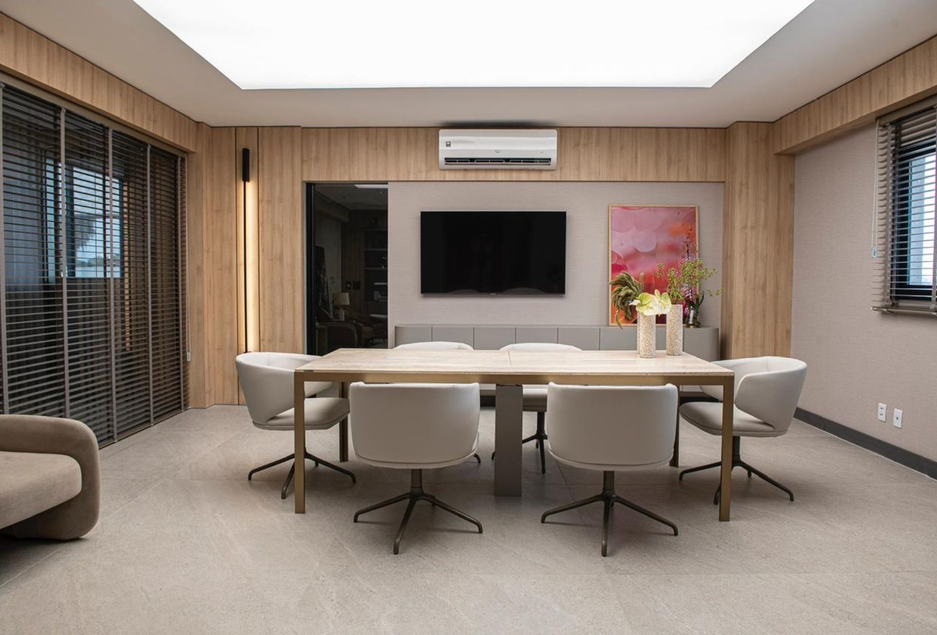 Sala de reuniões formal e contemporânea