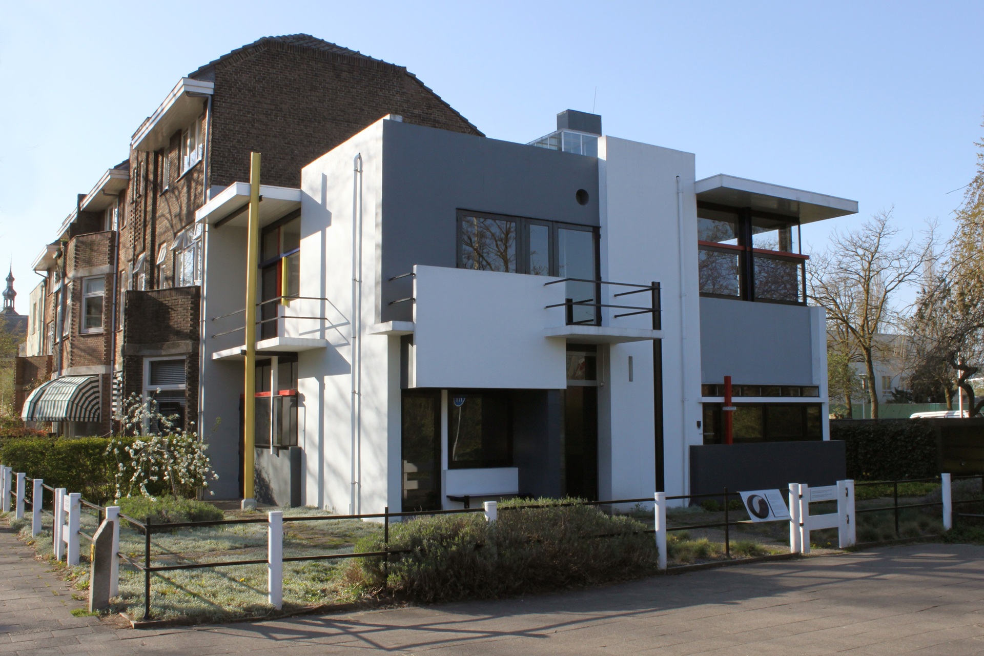 Casa Rietveld Schröder, projetada por Gerrit Rietveld em 1924, em Utrecht — considerada o único edifício inteiramente fiel aos princípios do movimento De Stijl e Patrimônio Mundial da Unesco