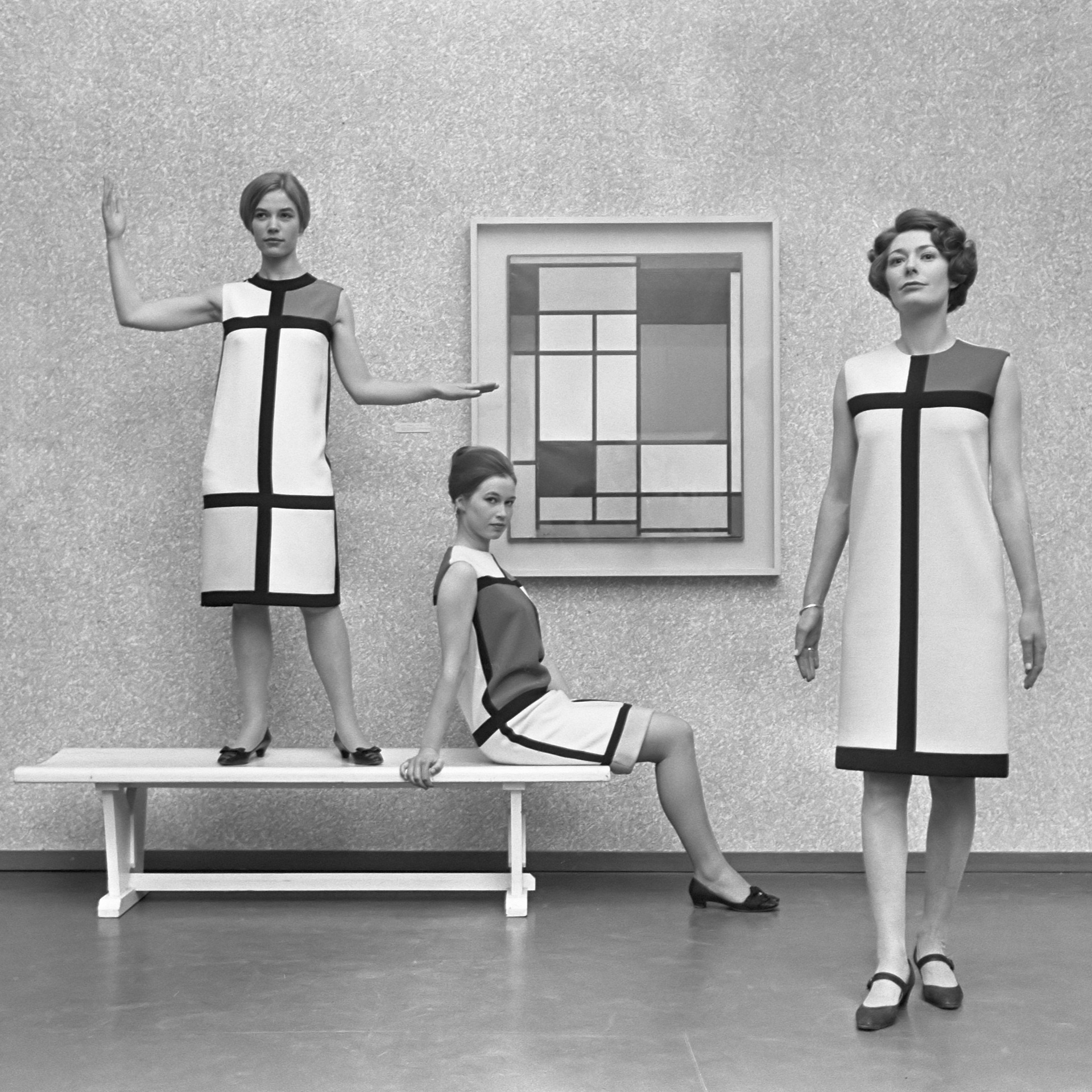Modelos vestindo o Vestido Mondrian, criado por Yves Saint Laurent em 1965, inspirado nas composições geométricas e cores primárias de Piet Mondrian