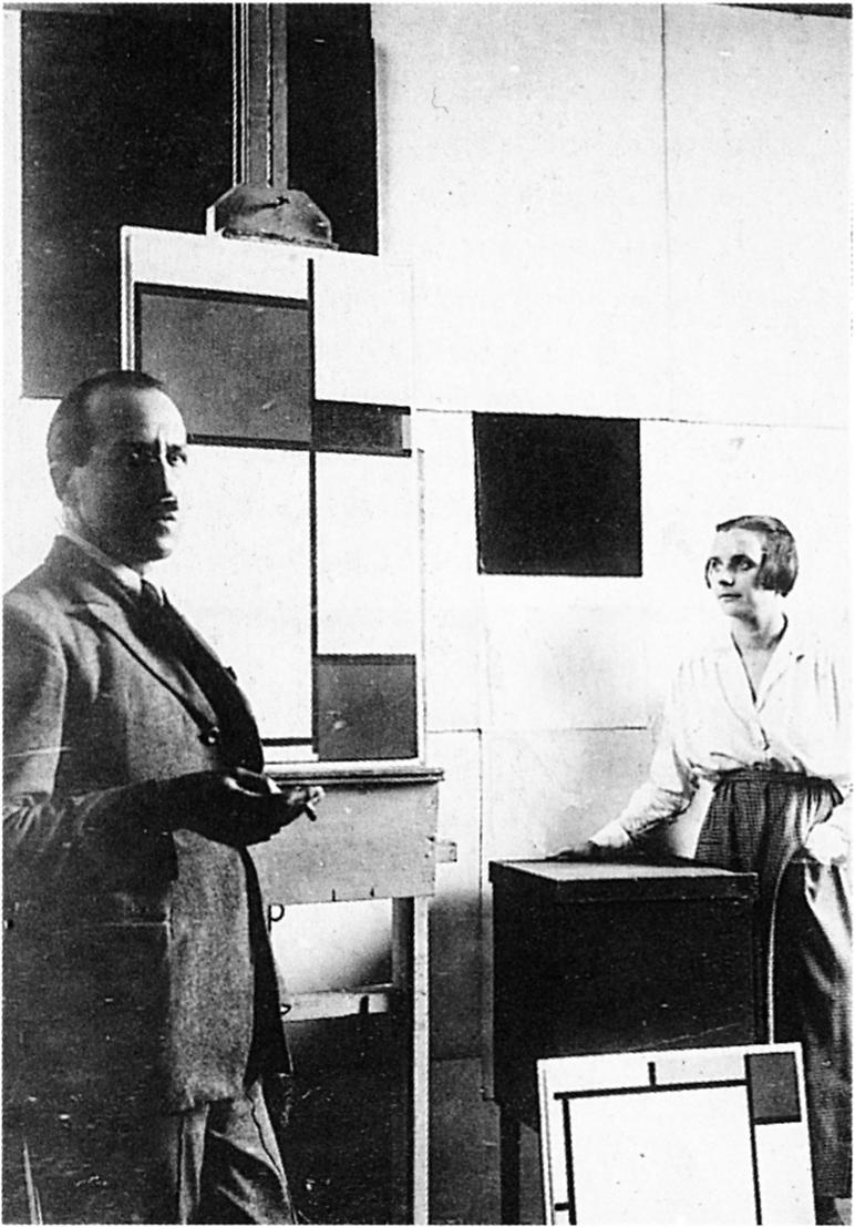 Piet Mondrian e Pétro (Nelly) van Doesburg no estúdio da Rue du Départ, Paris, 1923