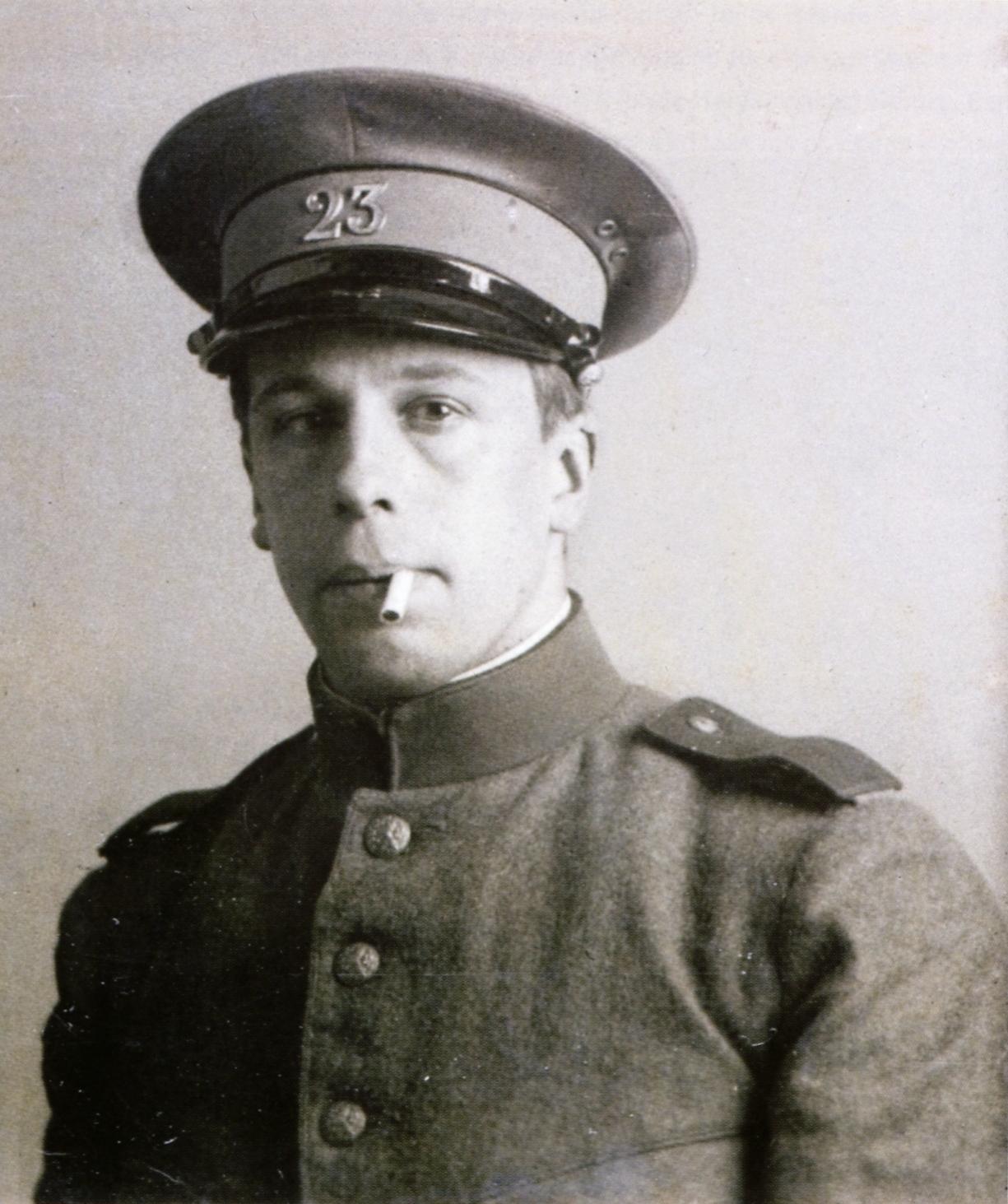 Retrato de Theo van Doesburg, artista holandês e fundador do movimento De Stijl, fotografado no período da Primeira Guerra Mundial