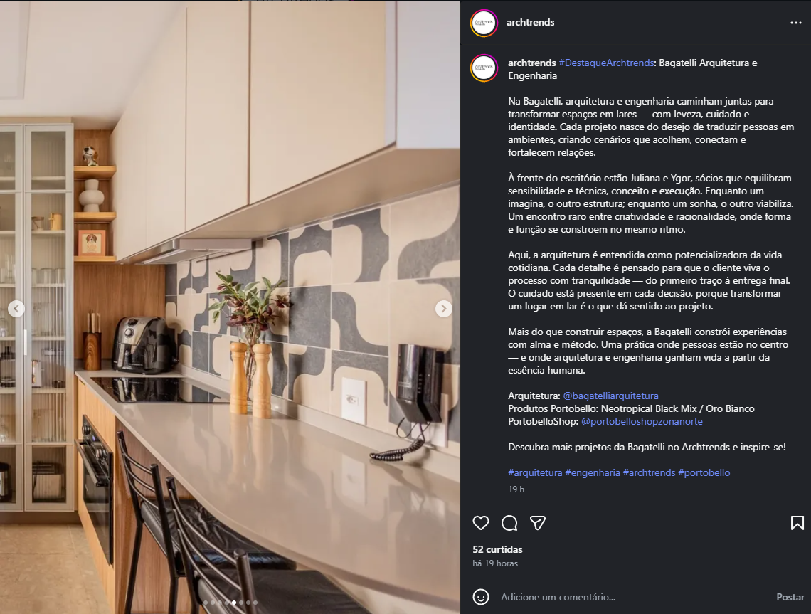 Reprodução de publicação do Instagram do Archtrends mostrando cozinha integrada com bancada curva em tom claro, armários superiores em acabamento neutro, marcenaria em madeira natural, revestimento geométrico em tons de azul e off-white na parede, iluminação suave e composição que valoriza funcionalidade, estética e aconchego