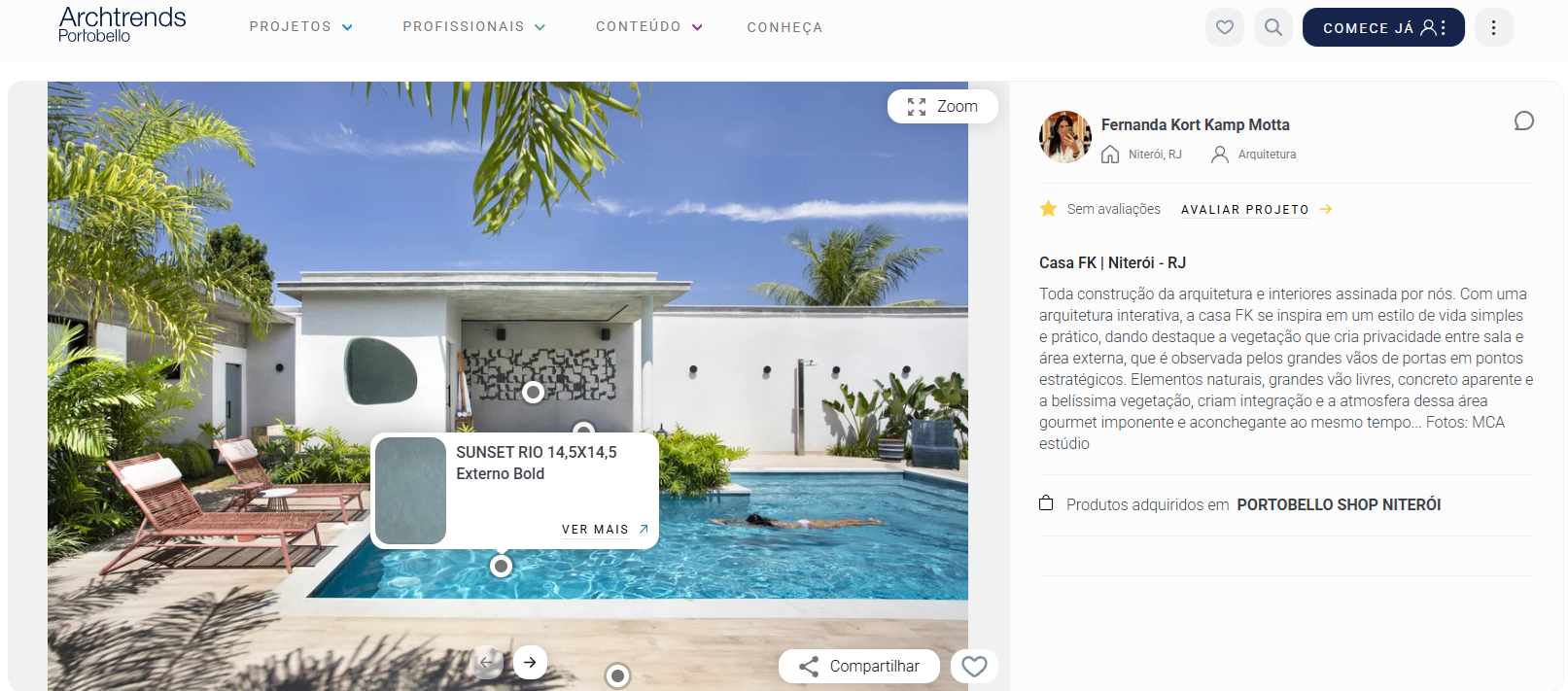 Reprodução de publicação do Archtrends com projeto residencial em Niterói (RJ) assinado por Fernanda Kort Kamp Motta, mostrando área externa com piscina integrada, vegetação tropical, volumes brancos, grandes vãos e produto Portobello Sunset Rio Externo Bold
