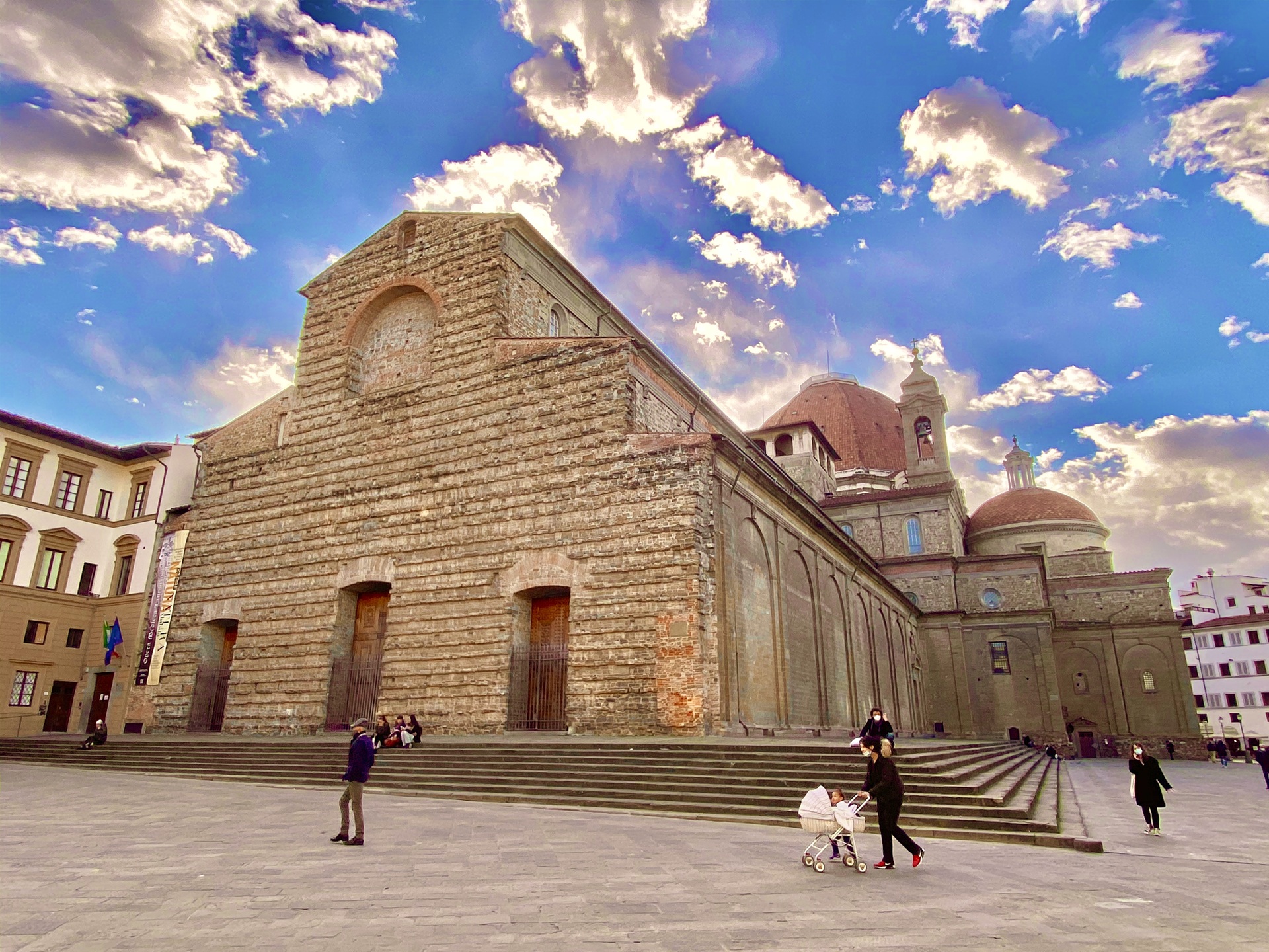 Vista externa da Basílica de San Lorenzo, em Florença, cuja renovação foi projetada por Filippo Brunelleschi a partir de 1421