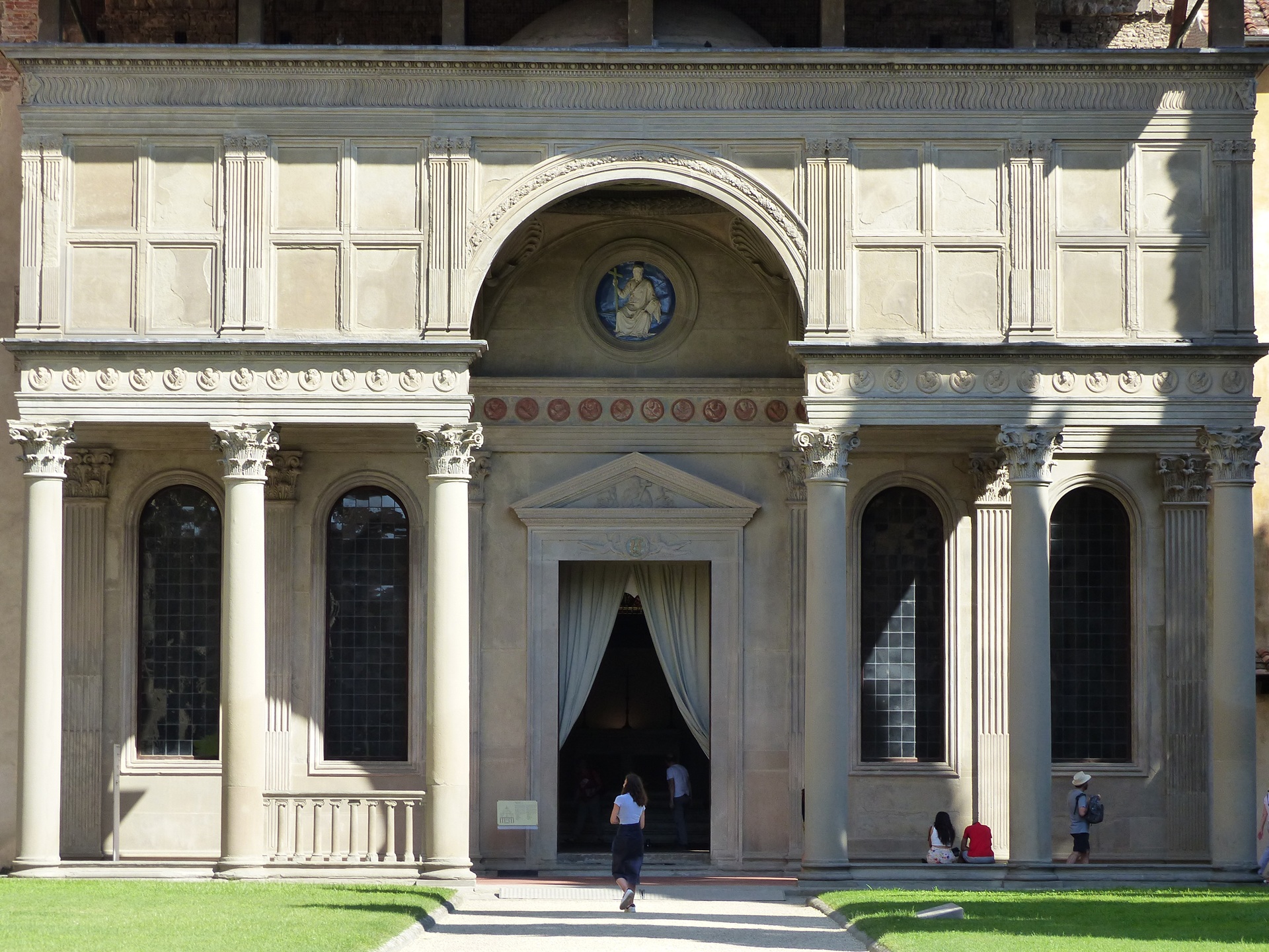Fachada da Capela Pazzi, projetada por Filippo Brunelleschi em 1429, no claustro da Basílica de Santa Croce, Florença