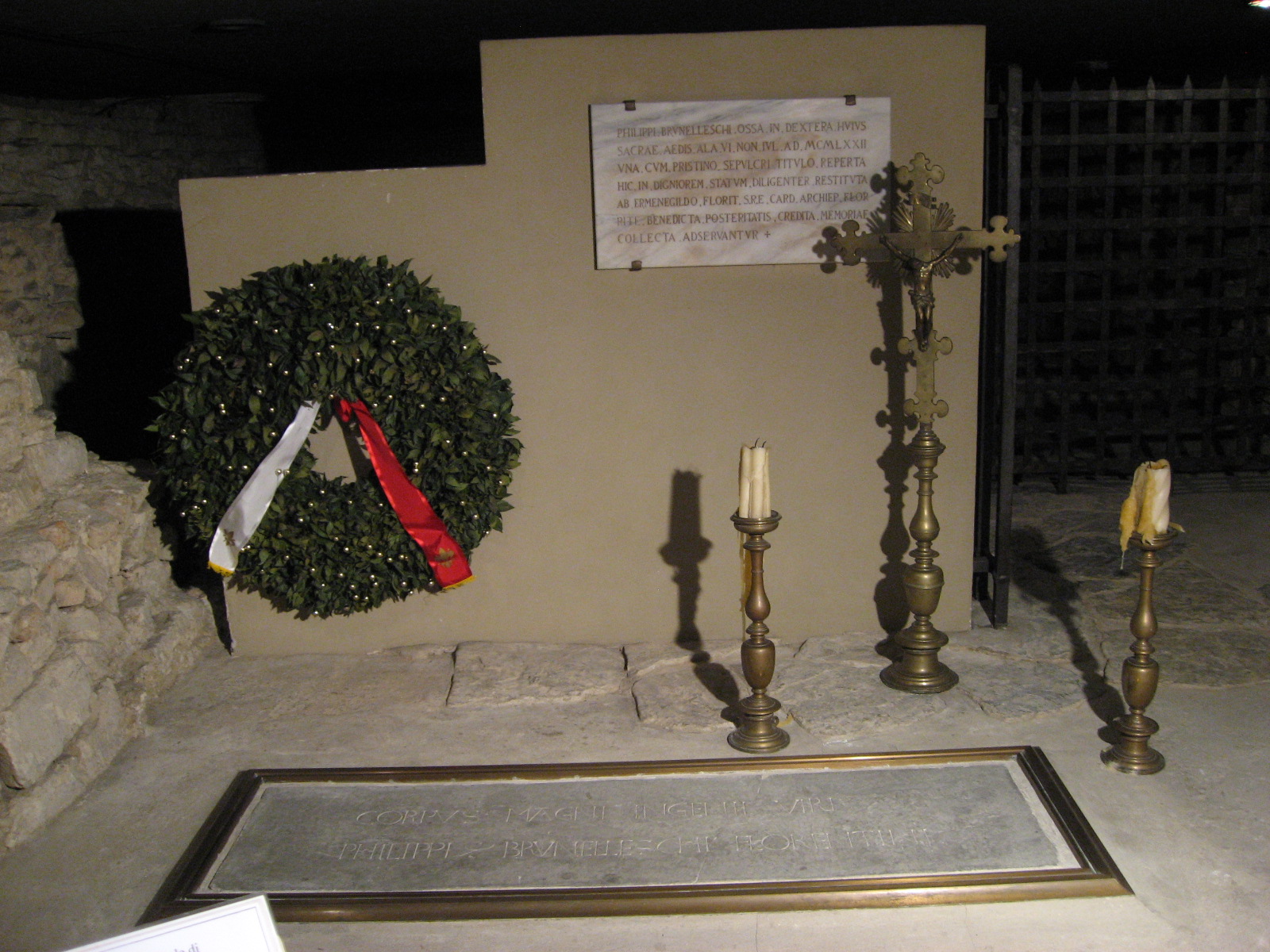 Sepultura de Filippo Brunelleschi localizada na cripta da Catedral de Santa Maria del Fiore, em Florença. O túmulo, ladeado por velas e coroa de louros, homenageia o arquiteto responsável pela cúpula da catedral, símbolo maior do Renascimento florentino