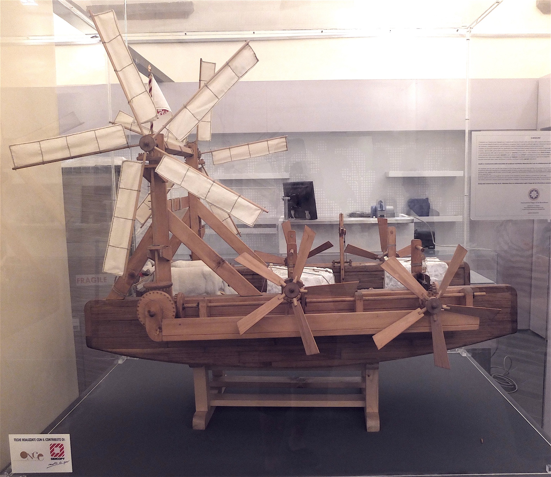 Maquete de barco projetado por Filippo Brunelleschi em 1427 para transportar blocos de mármore de Pisa até Florença