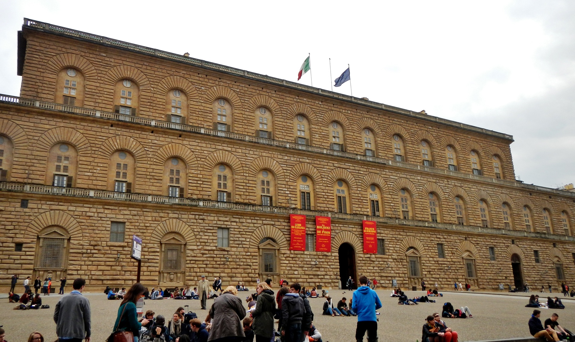 Fachada do Palácio Pitti, em Florença, projeto associado a Filippo Brunelleschi por volta de 1440