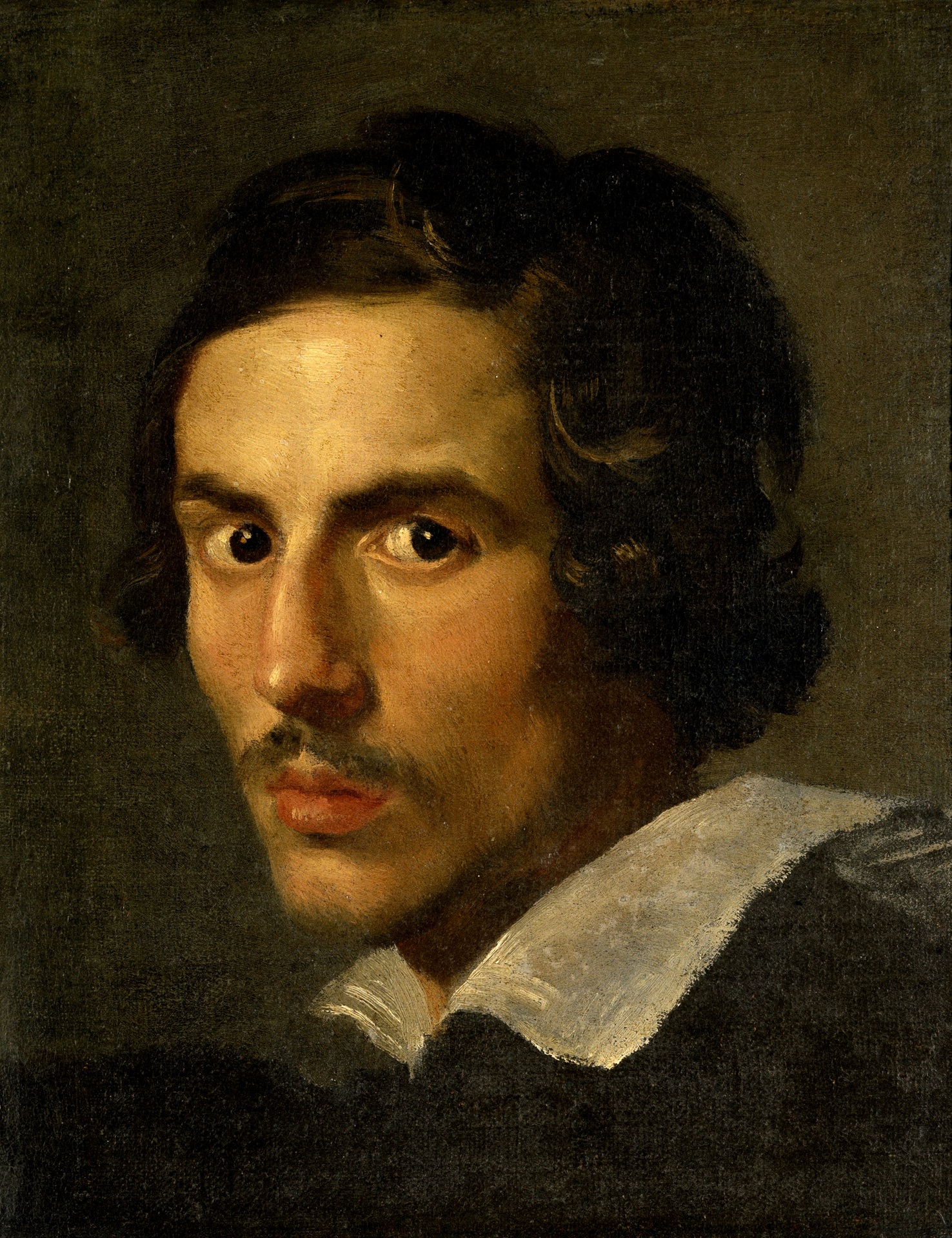 Retrato em óleo de Gian Lorenzo Bernini jovem, com expressão séria, cabelos escuros ondulados, bigode fino e gola branca iluminada, olhando diretamente para o observador, em fundo neutro