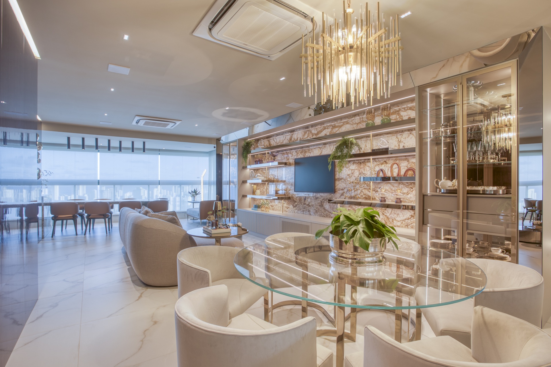 Sala ampla com decoração clássica em tons claros