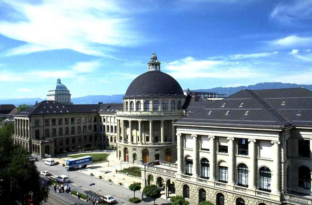 Vista do campus da ETH Zurique, com edifícios históricos de arquitetura clássica, cúpulas e fachadas em pedra