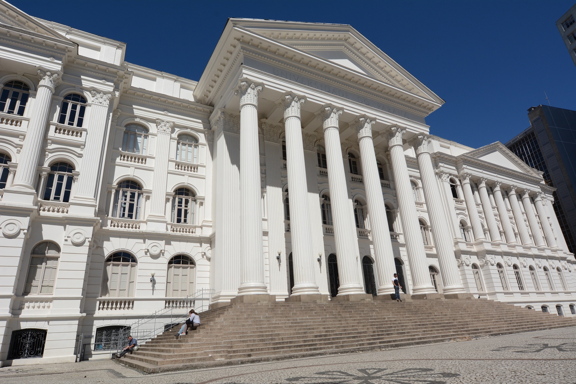 Edifício histórico da Universidade Federal do Paraná, com fachada neoclássica, colunas monumentais e escadaria central