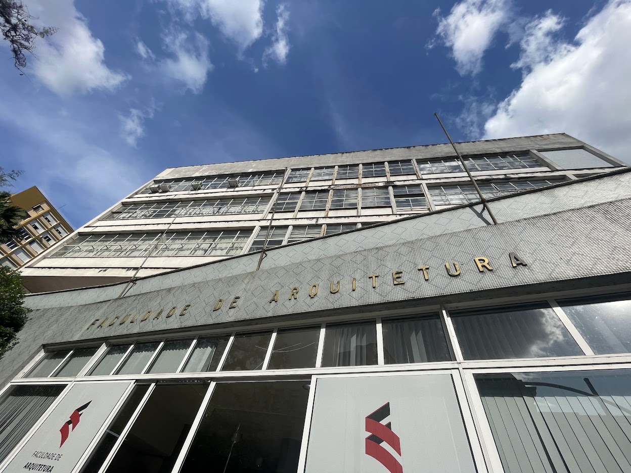Fachada da Faculdade de Arquitetura da Universidade Federal do Rio Grande do Sul, com edifício modernista de vários pavimentos, janelas em fita e revestimento em pastilhas