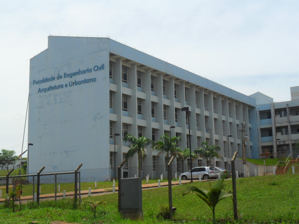 Edifício da Faculdade de Engenharia Civil, Arquitetura e Urbanismo da Unicamp, com volume horizontal, fachadas moduladas e pilotis