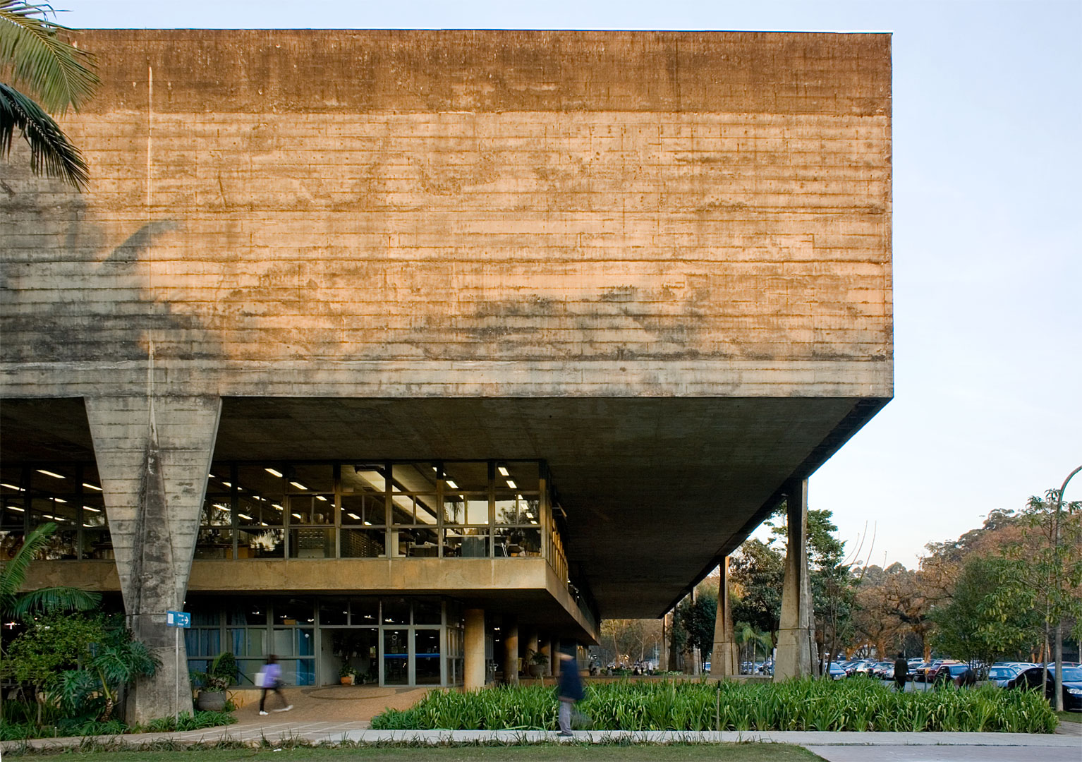 Prédio da Faculdade de Arquitetura e Urbanismo da USP, em São Paulo, com estrutura em concreto aparente