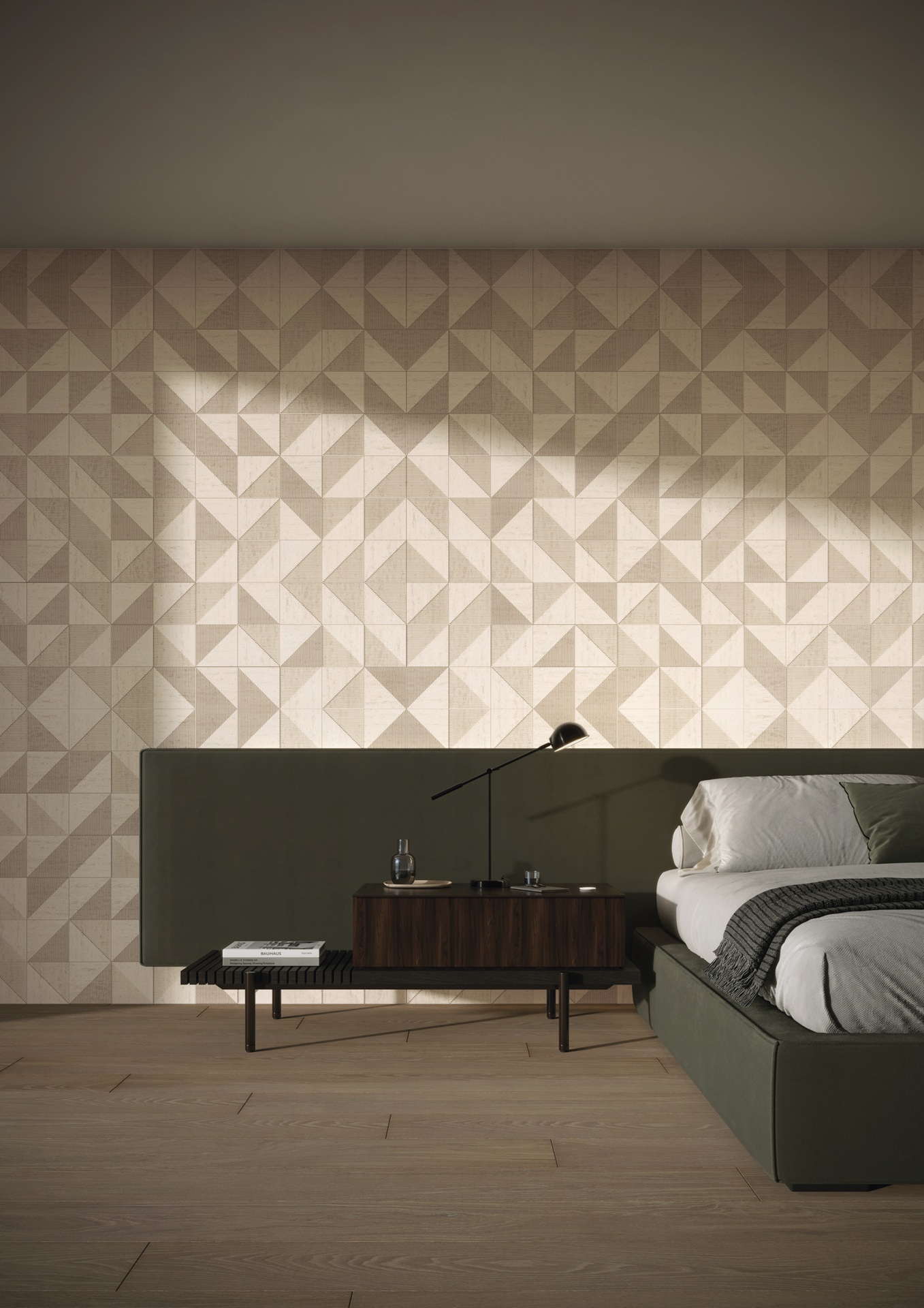 Quarto com cama de casal e parede ao fundo com revestimento em mosaico geométrico que combina dois tons quentes e neutros