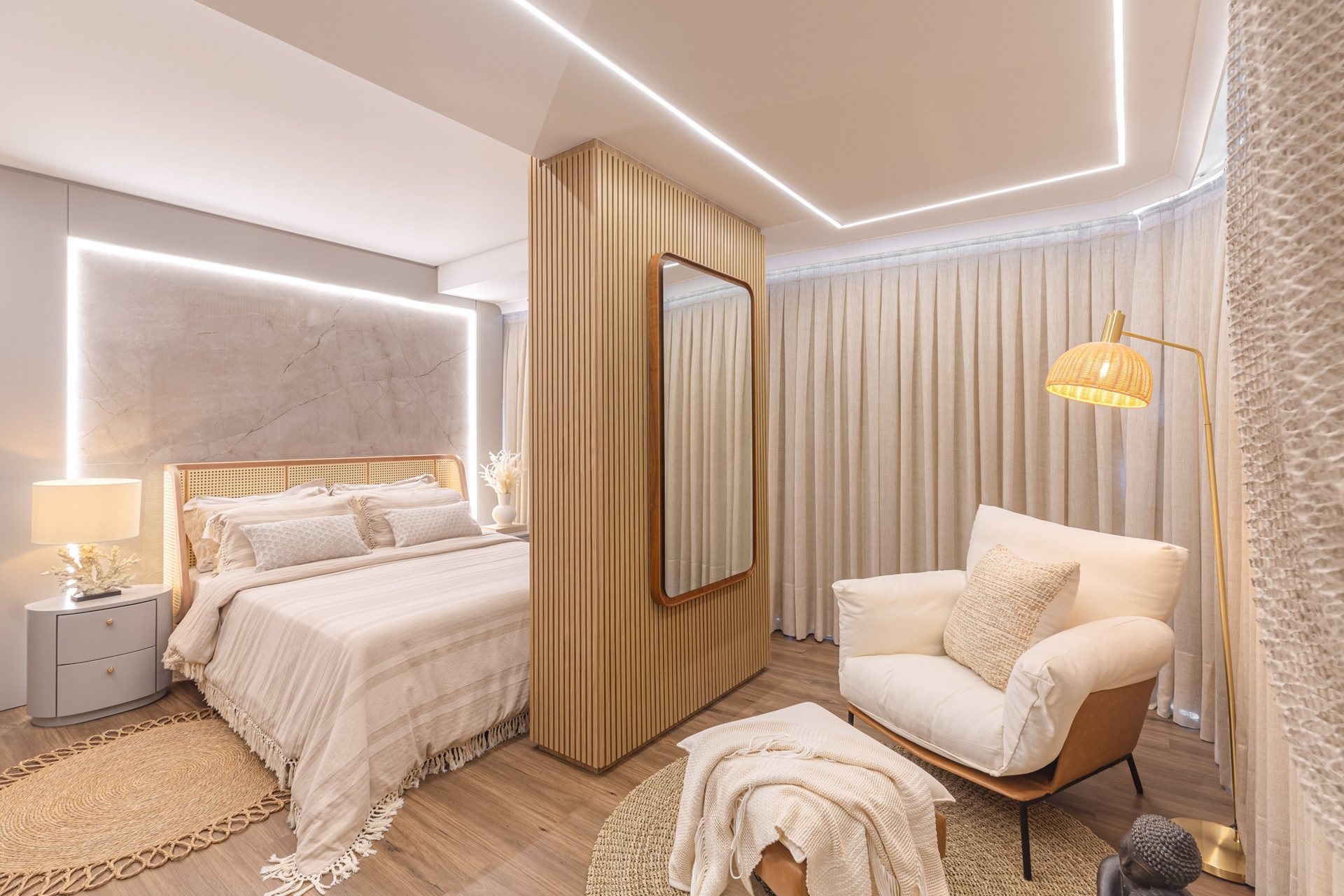 Quarto feminino com cama de casal, iluminação suave e poltrona