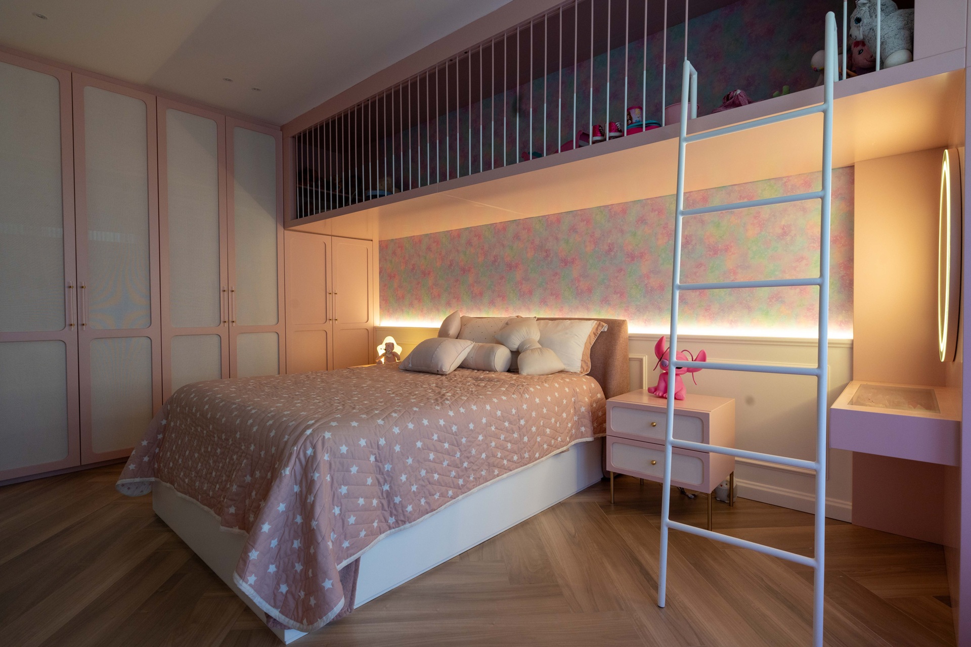 Quarto infantil feminino com cama de casal, detalhes em rosa e nicho acima da cama para brincar
