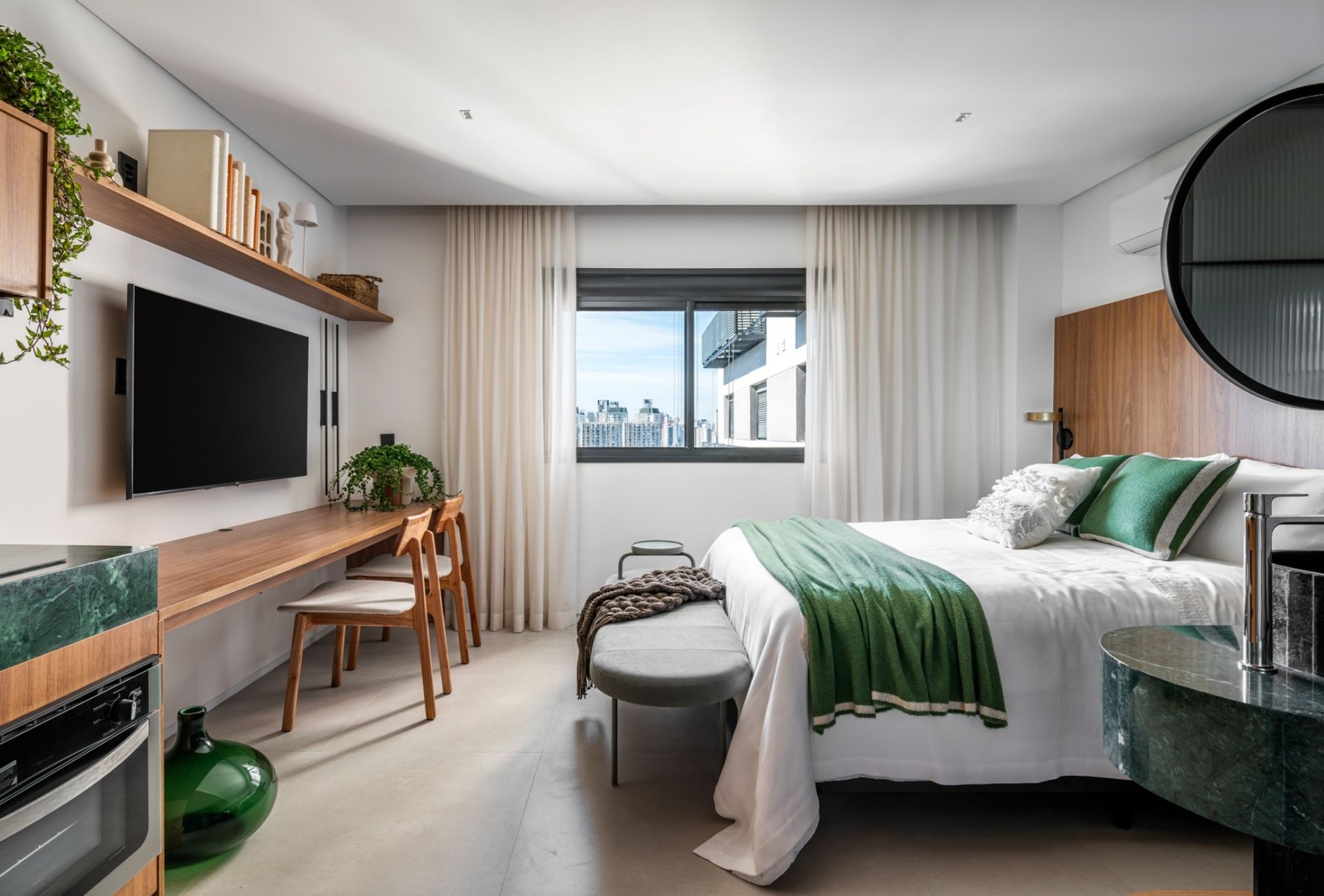 Quarto masculino com destaque para a madeira na cor natural e elementos na cor verde