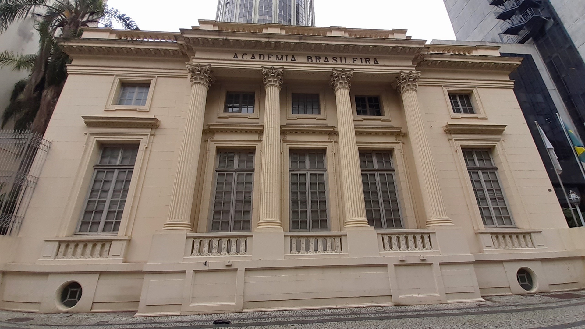 Fachada da Academia Brasileira de Letras, no Rio de Janeiro, com colunas coríntias, janelas altas e frontão em tom claro com a inscrição “Academia Brasileira”