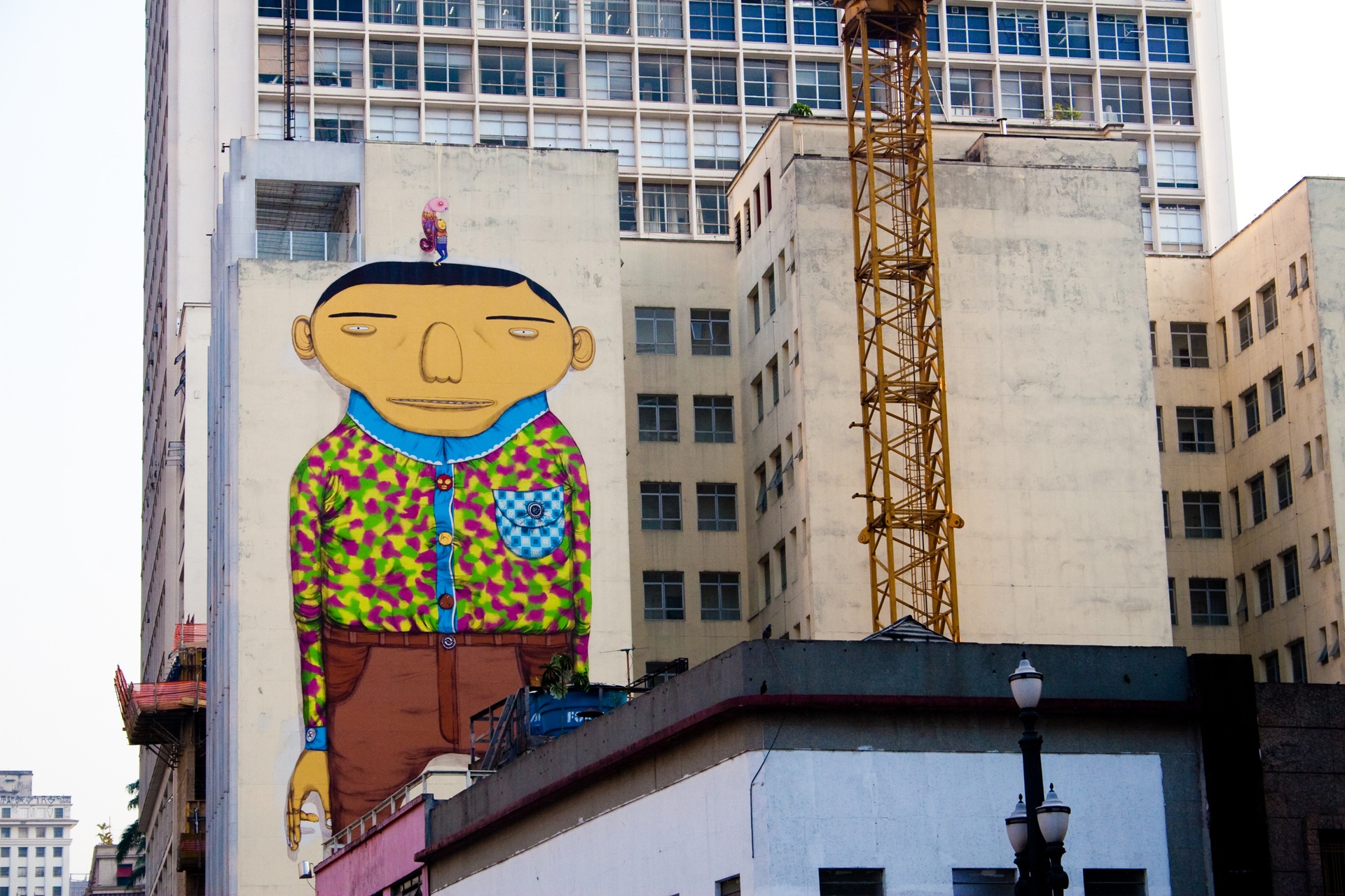 street art Mural “O Estrangeiro”, dos artistas brasileiros OsGemeos, pintado na lateral de um prédio no centro de São Paulo