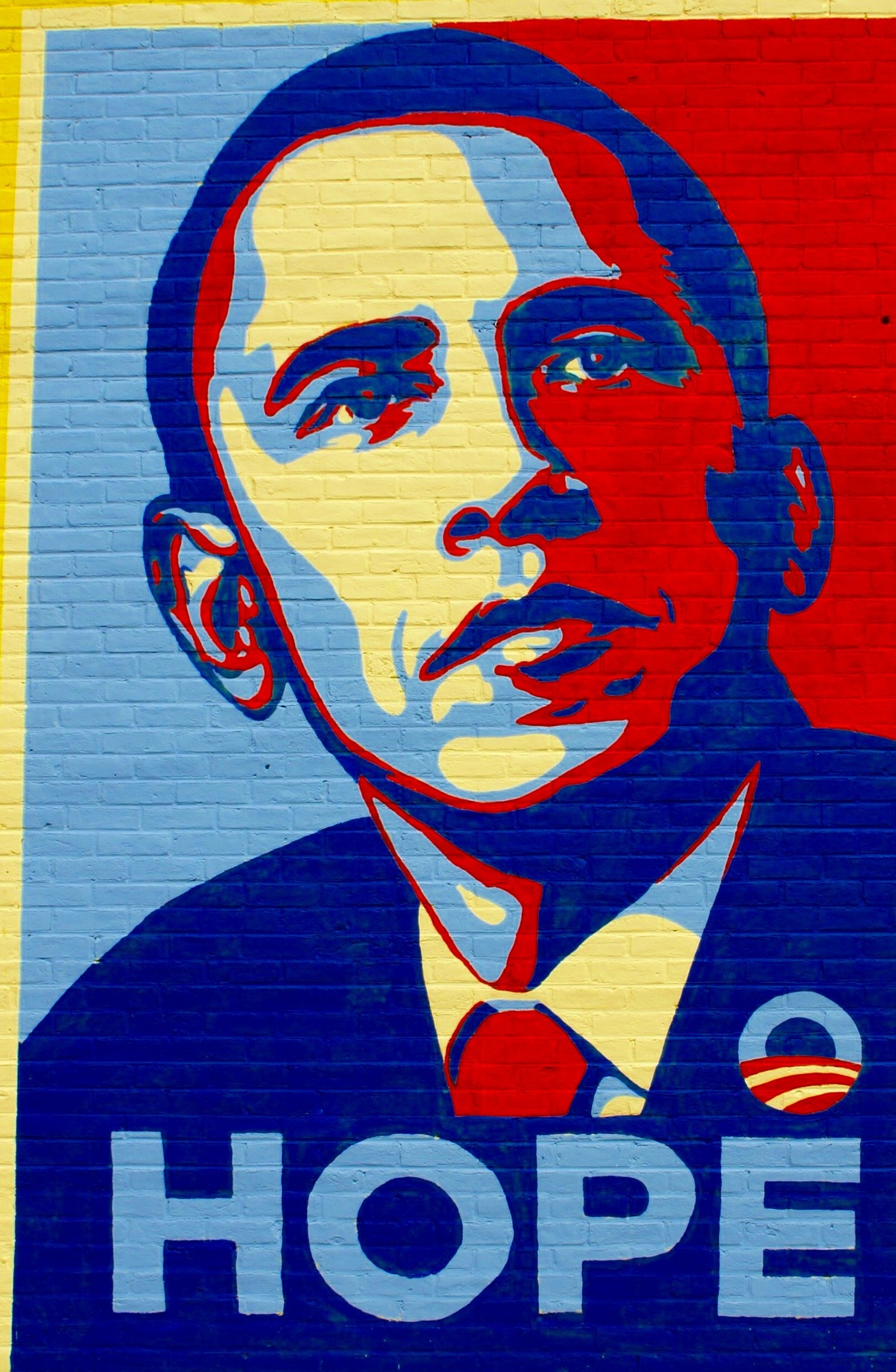 arte de rua Mural “Hope”, do artista norte-americano Shepard Fairey, retratando o rosto de Barack Obama em tons de azul, vermelho e bege, com a palavra “HOPE” em destaque na parte inferior