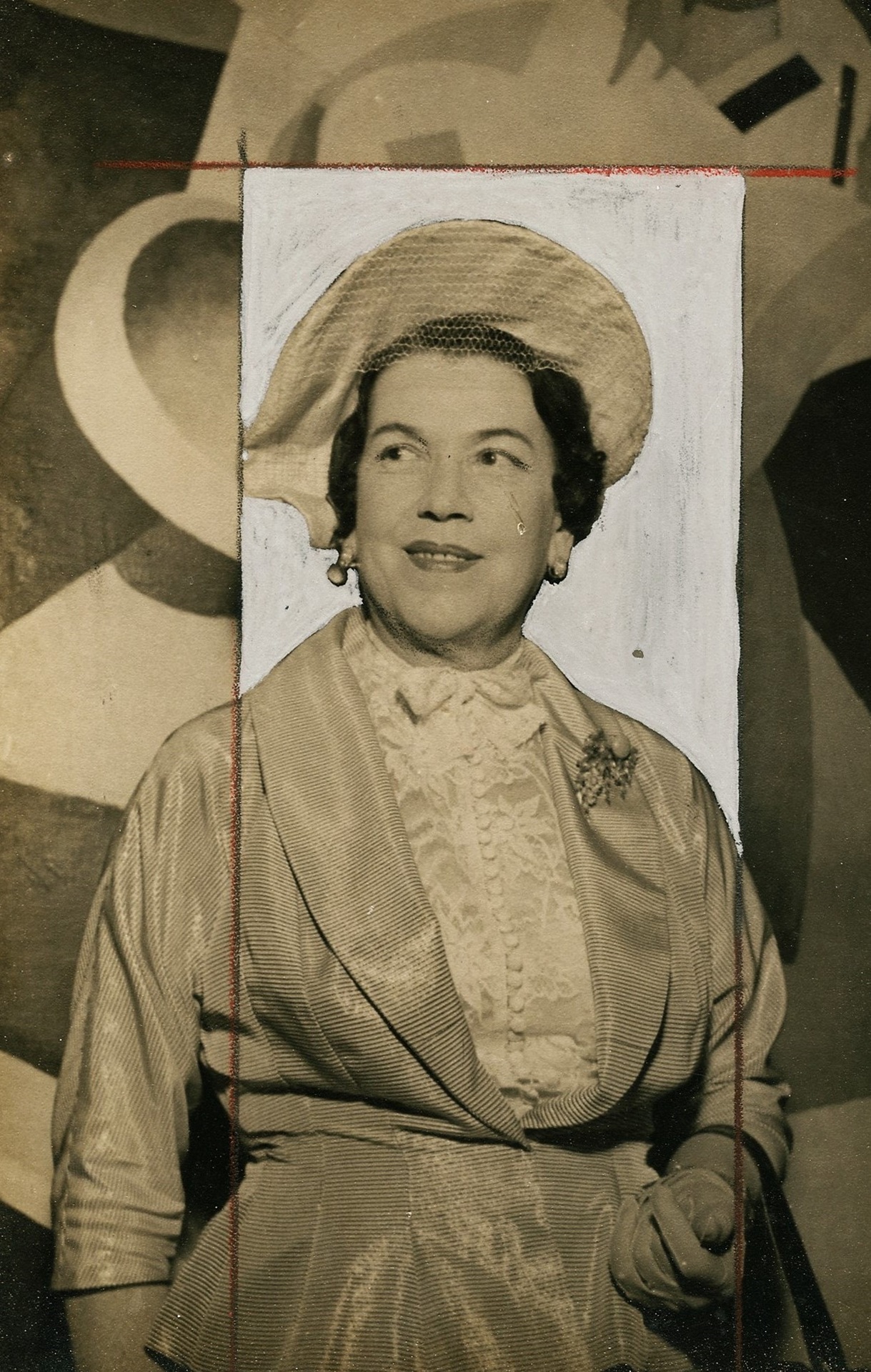 Fotografia em preto e branco de Tarsila do Amaral, registrada na década de 1950. A artista aparece sorridente, vestida com traje elegante e chapéu claro com véu delicado