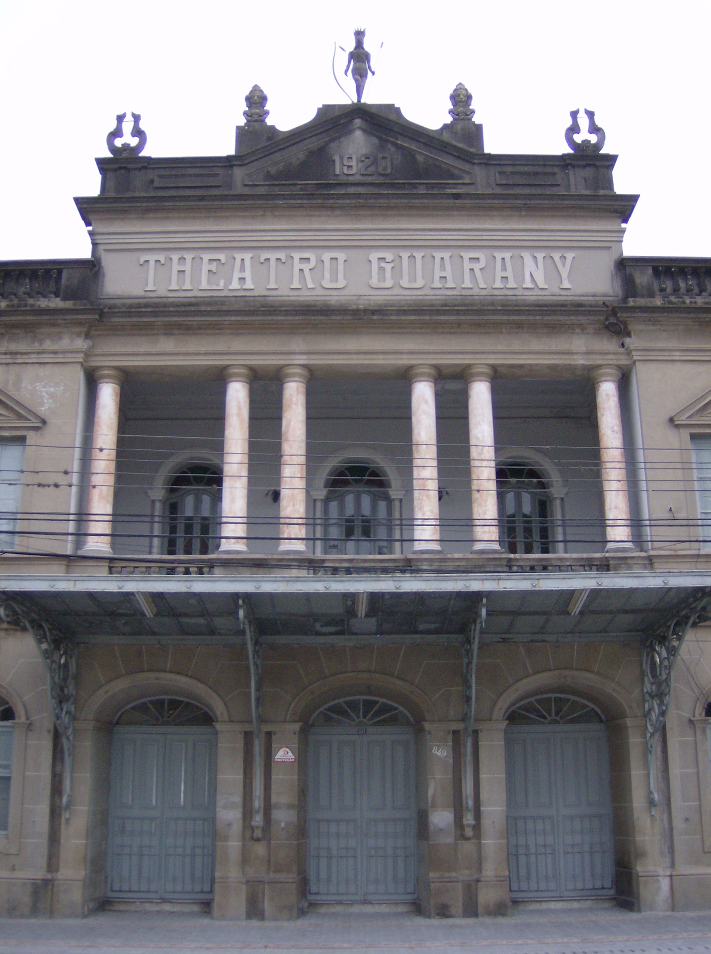 Vista da fachada do Theatro Guarany, em Pelotas