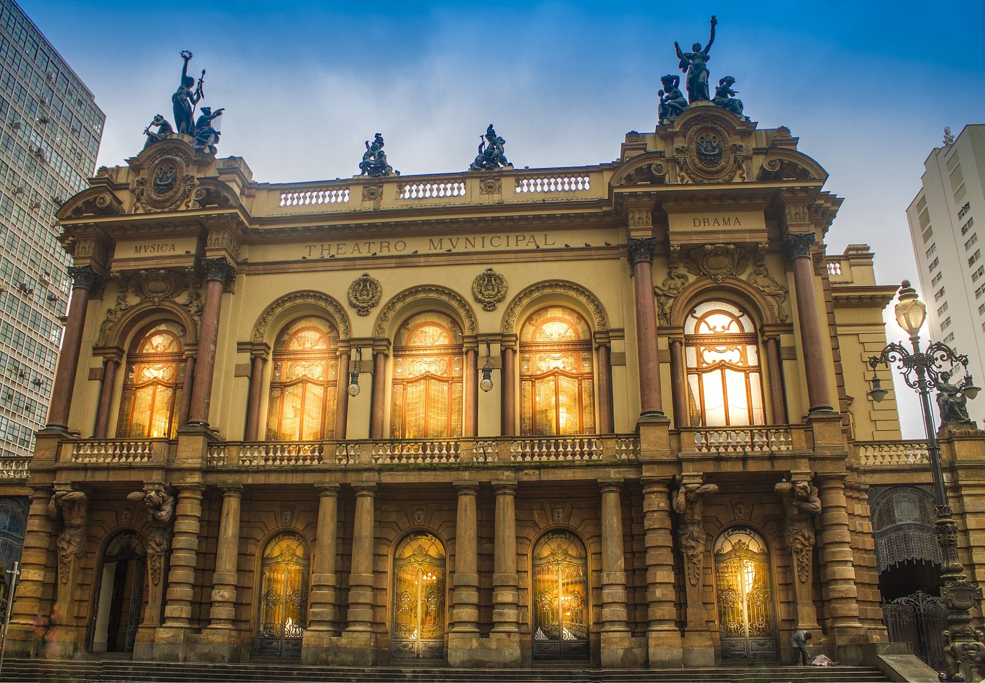 Vista do Teatro Municipal de São Paulo, com fachada ornamentada em estilo renascentista e barroco