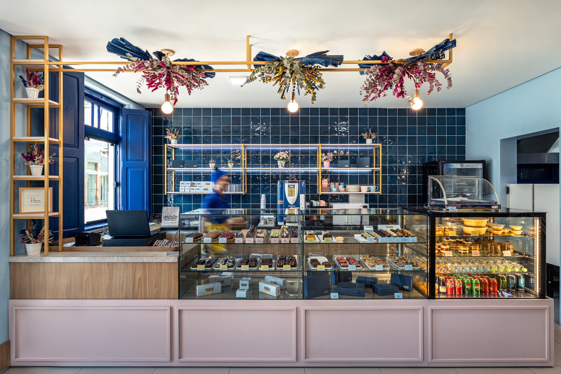 Cafeteria com azulejo azul na parede