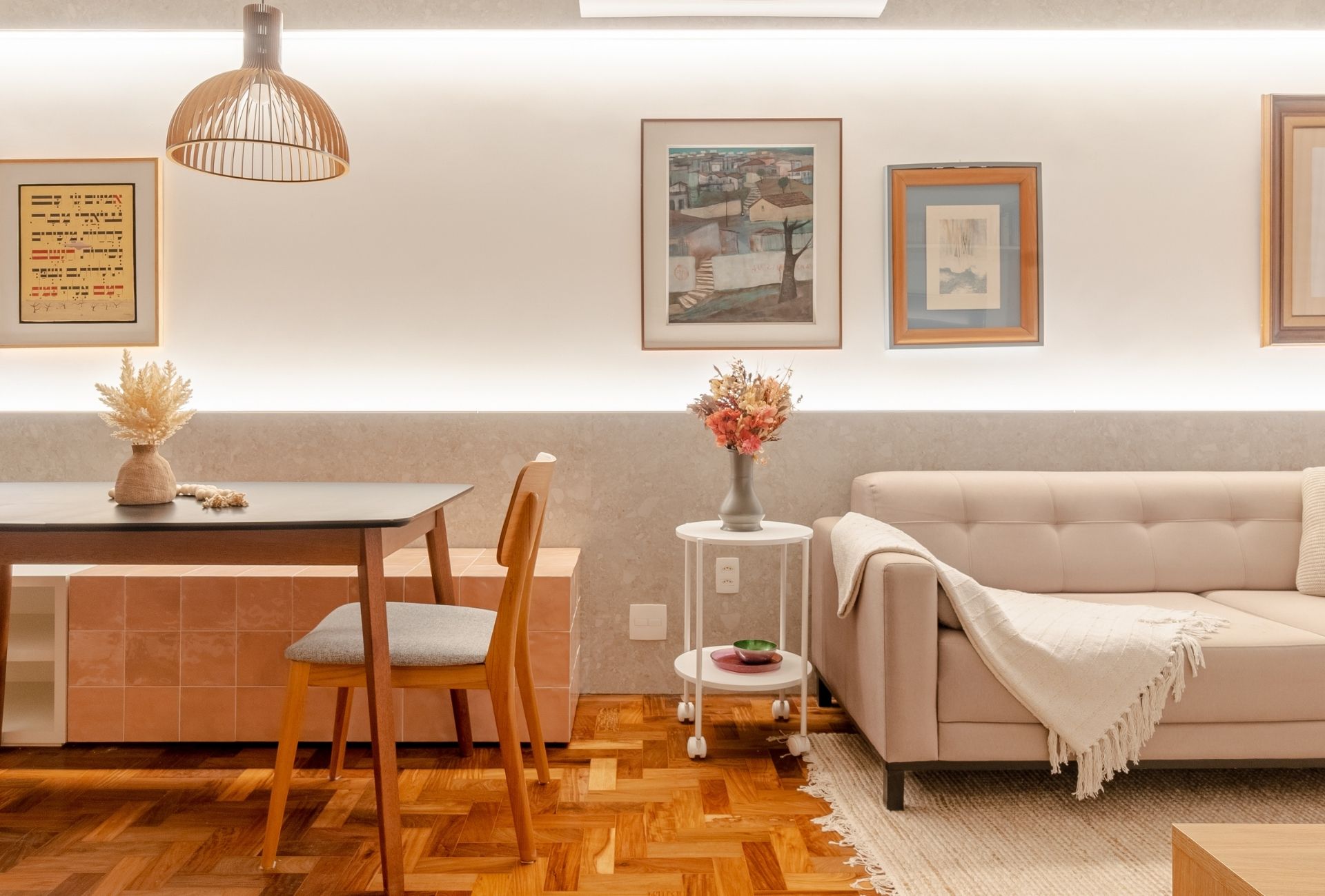 Banco com revestimento terracota em sala de jantar e estar integradas