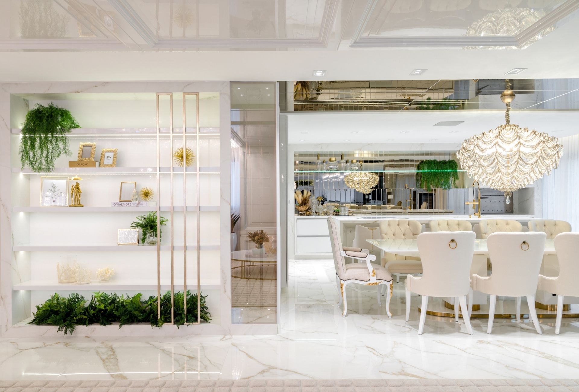Residência luxuosa com lustre de cristal como destaque