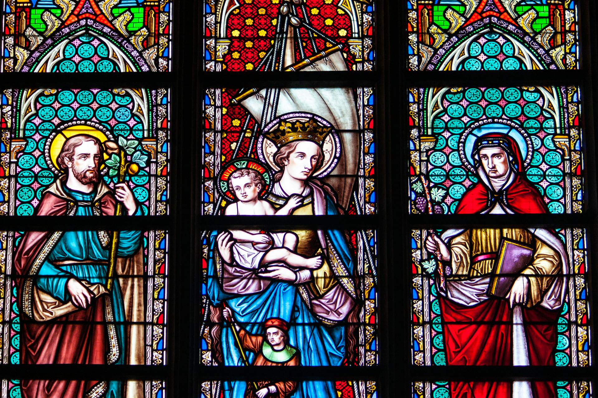 vitrais na arquitetura Painel de vitrais coloridos na Catedral de Bruxelas, com figuras religiosas emolduradas por padrões geométricos e florais