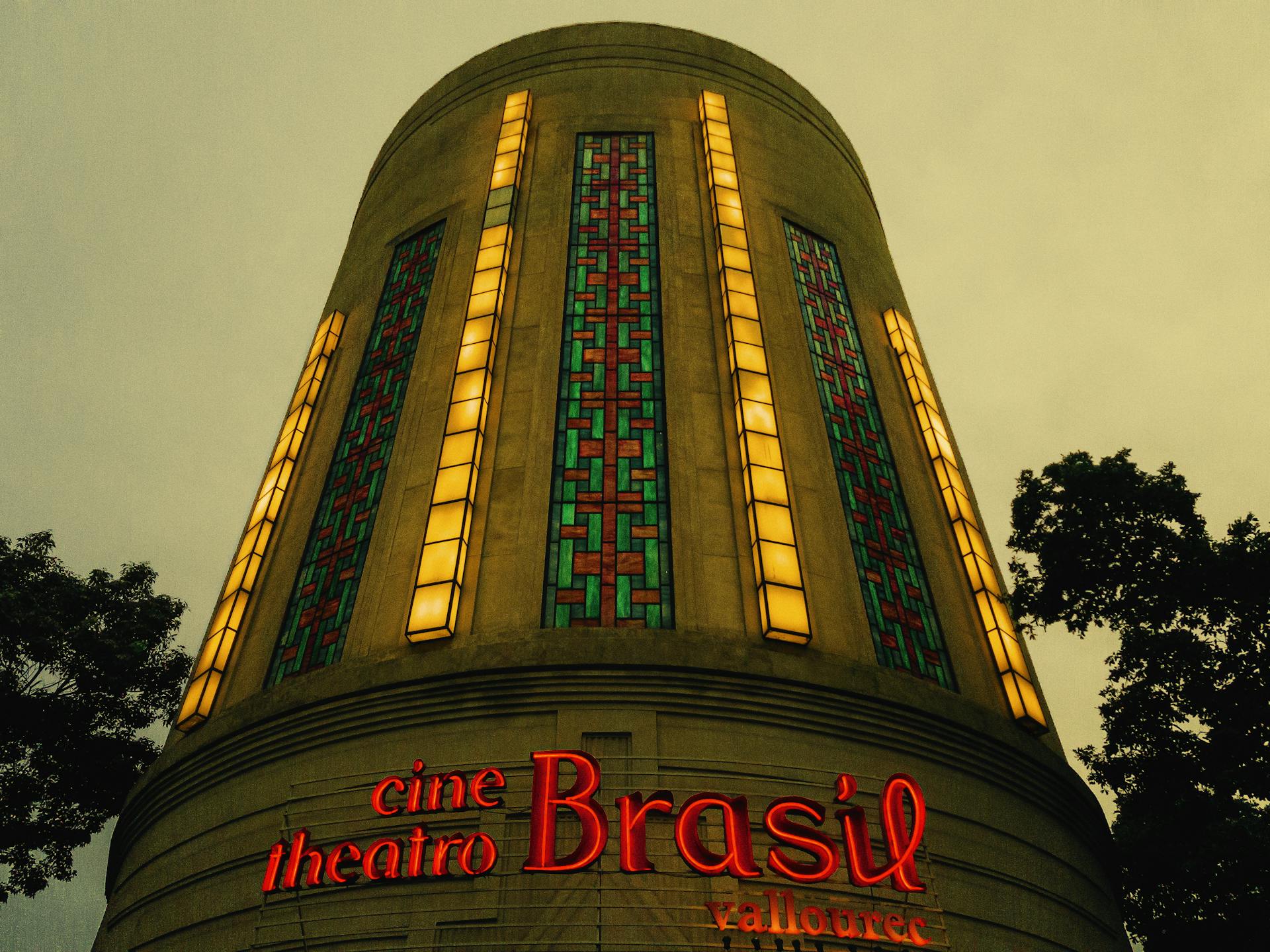 vitrais na arquitetura Fachada do Cine Theatro Brasil, em Belo Horizonte, com vitrais geométricos em tons de verde, vermelho e âmbar