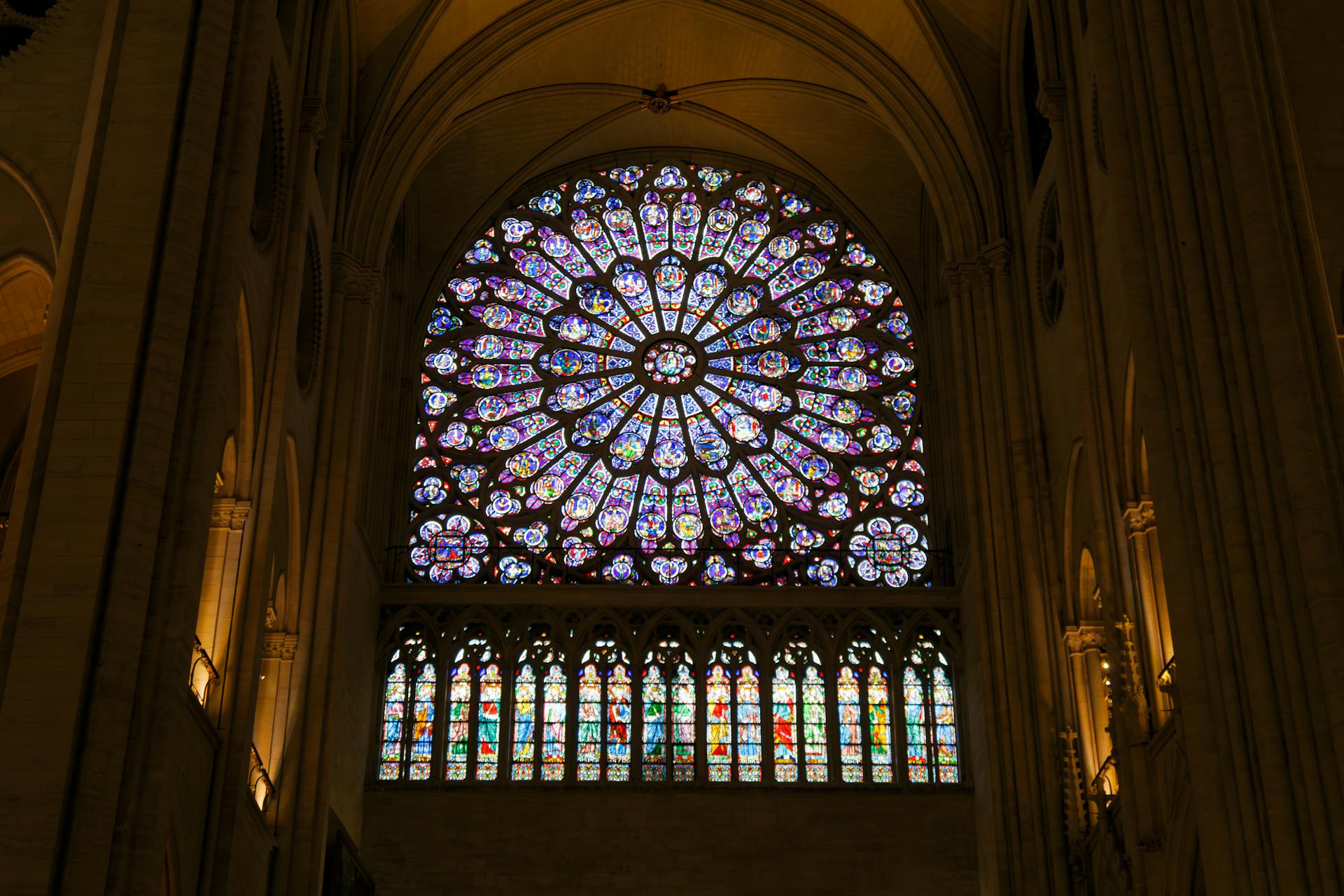 vitrais na arquitetura Grande vitral circular da Catedral de Notre-Dame, em Paris, conhecido como rosácea. Composta por centenas de vidros coloridos em padrões simétricos