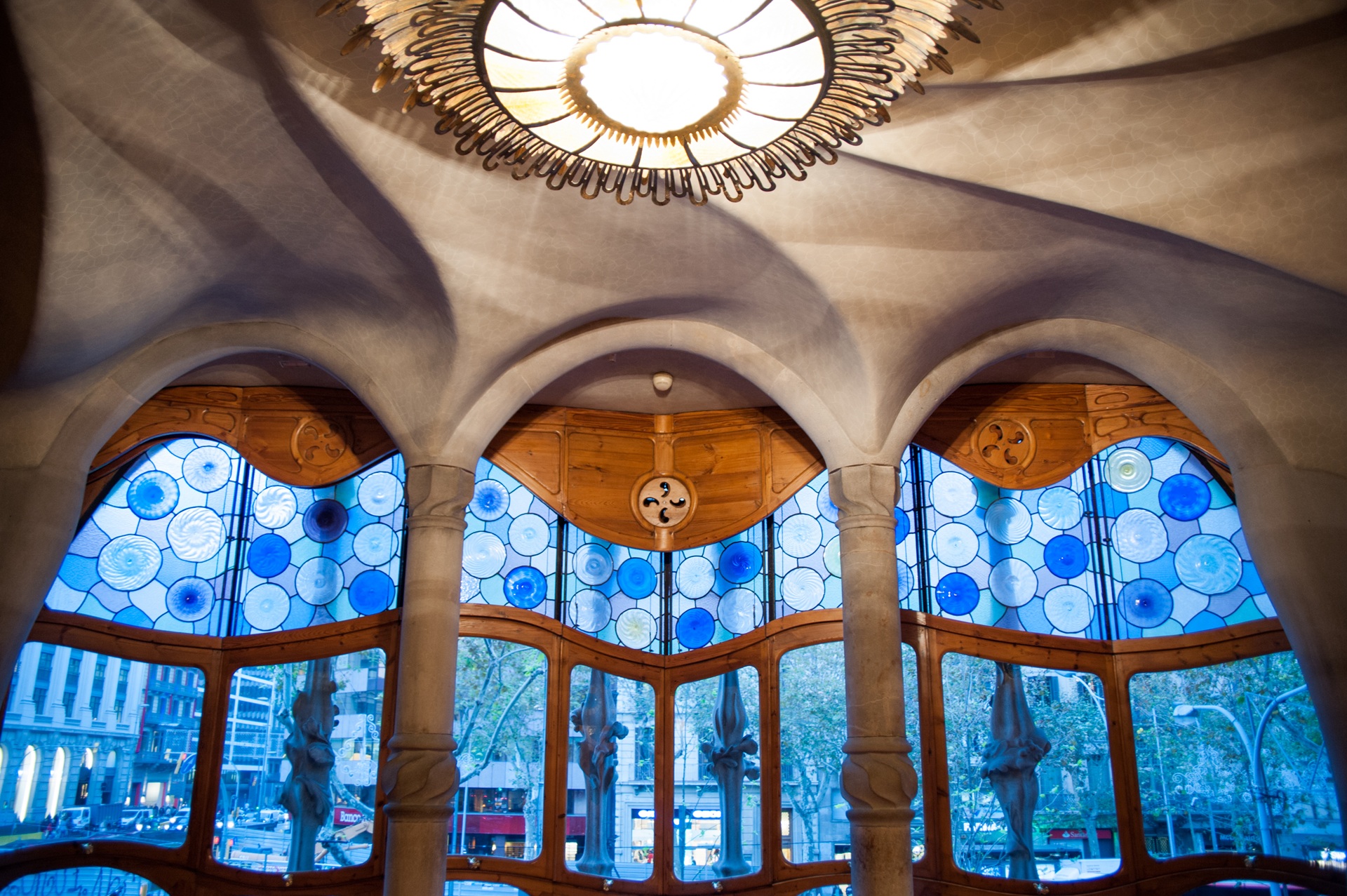 vitrais na arquitetura Vitrais azuis ondulados da Casa Batlló, em Barcelona, projetada por Antoni Gaudí