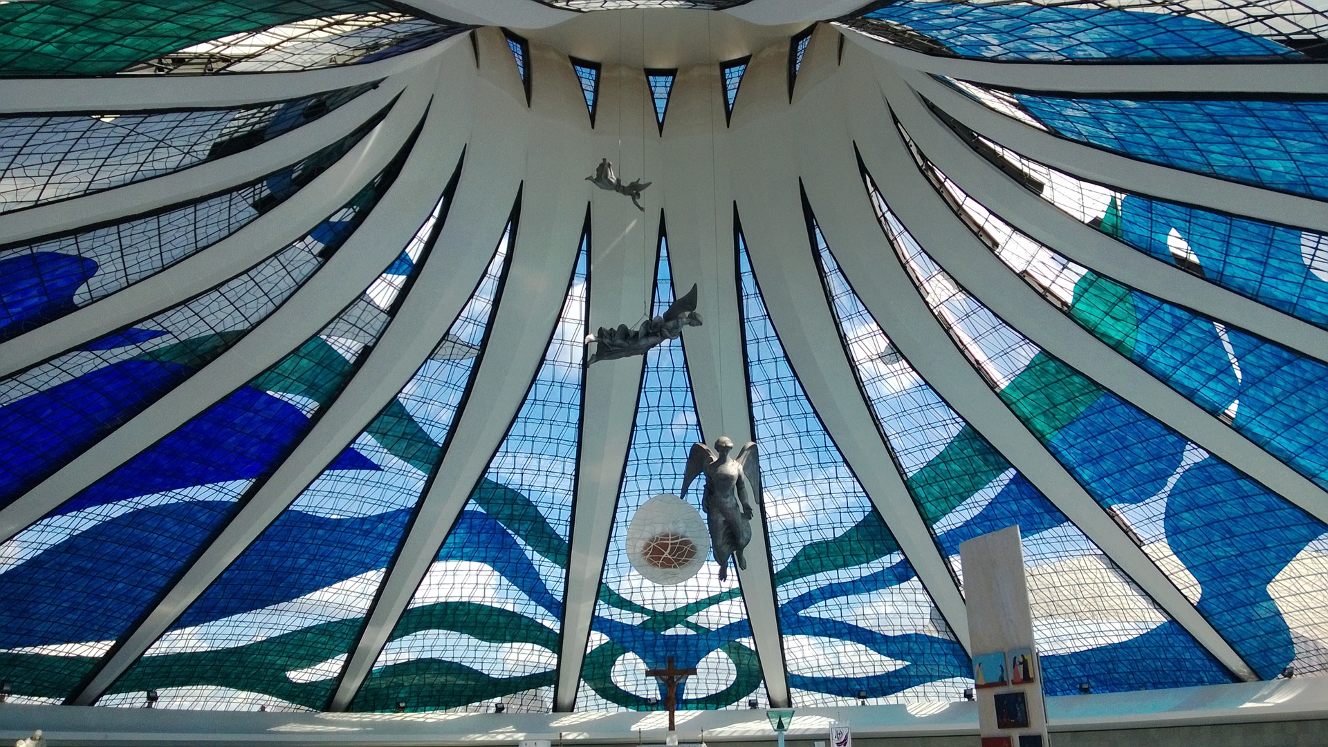 vitrais na arquitetura Interior da Catedral de Brasília, projetada por Oscar Niemeyer, com vitrais de Marianne Peretti em tons de azul, verde e branco