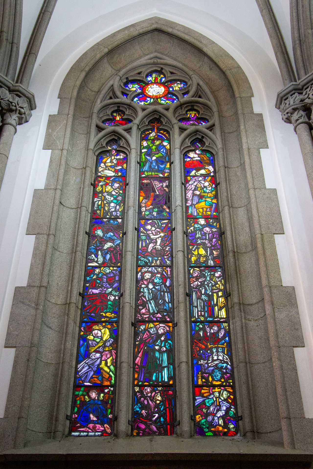 vitrais na arquitetura Vitral colorido da Catedral da Sé, em São Paulo, composto por cenas religiosas emolduradas por arcadas góticas de pedra