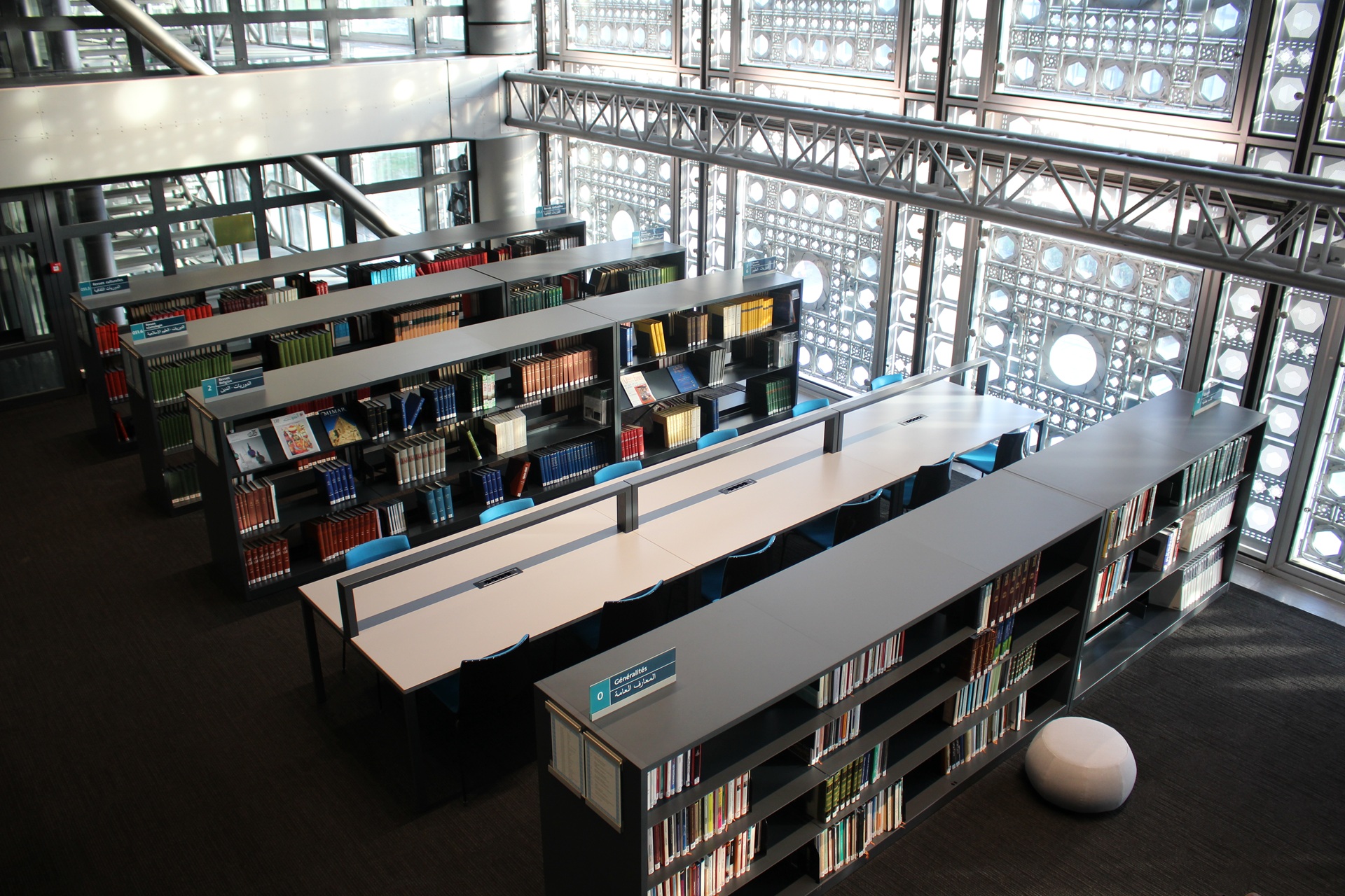 vitrais na arquitetura Interior da biblioteca do Instituto do Mundo Árabe, em Paris, com fachada composta por painéis metálicos e vitrais fotossensíveis que regulam automaticamente a entrada de luz