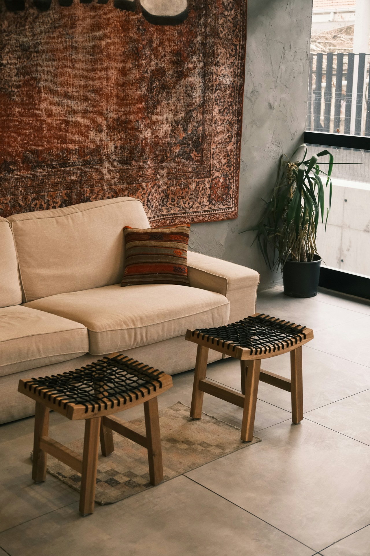 Sala de estar com tapeçaria na parede atrás do sofá