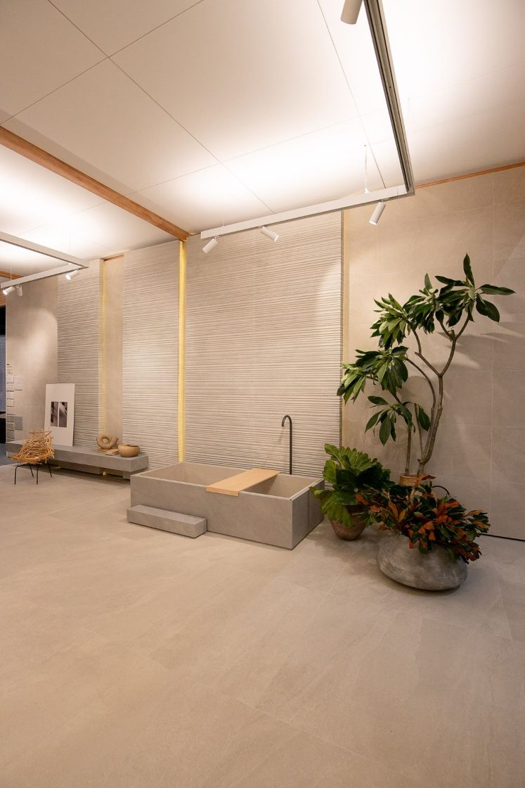 estande da Portobello revestir 2026 com banheira de porcelanato