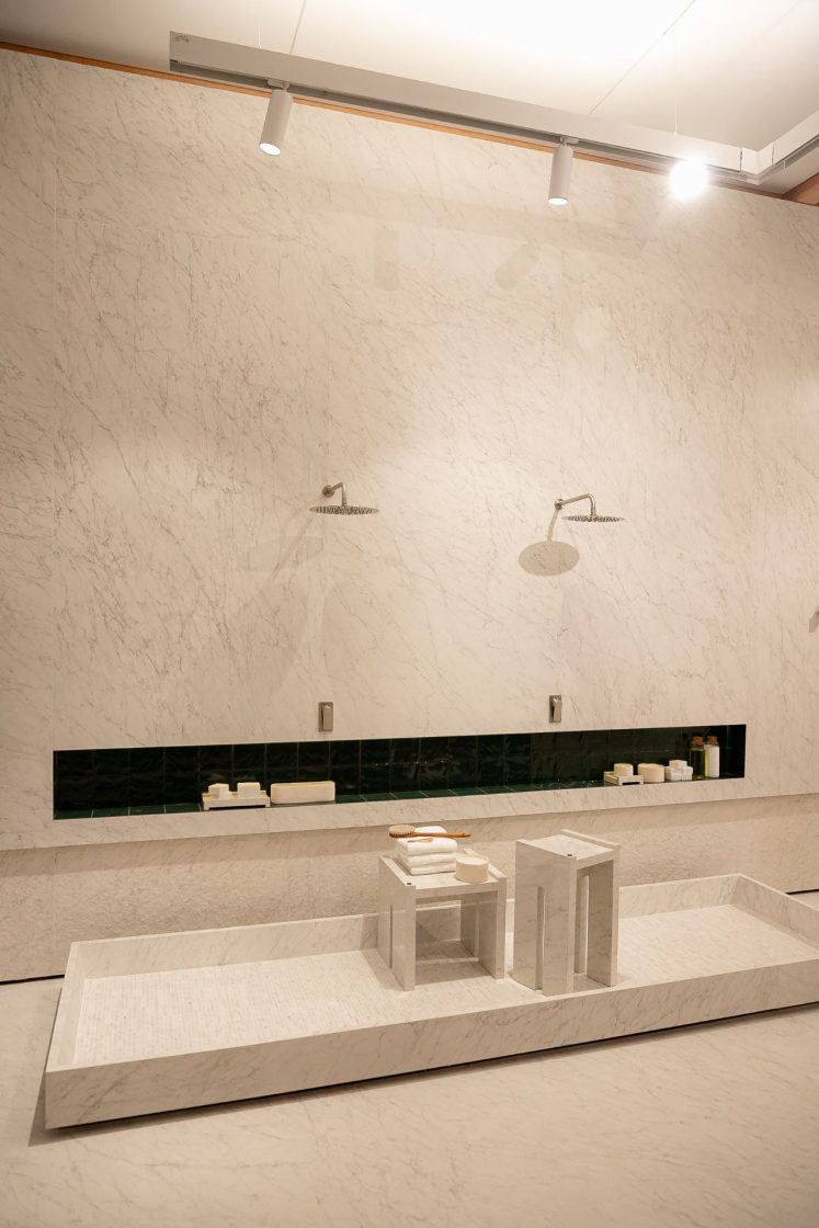 banheiro branco de mármore de porcelanato