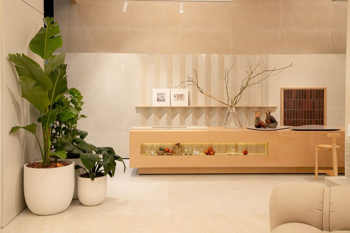 estande da Portobello revestir 2026 com cozinha com bancada completa de porcelanato