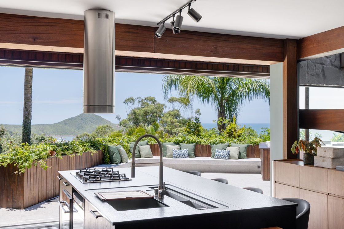 Área gourmet integrada à área externa com vista para o mar
